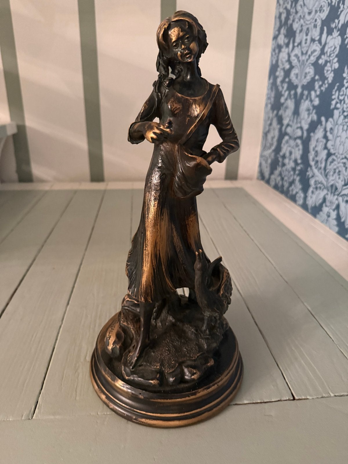 Houten beeldje van een vrouw met gans, Ophalen, Gepatineerd, 20 - 50 cm, Beeld