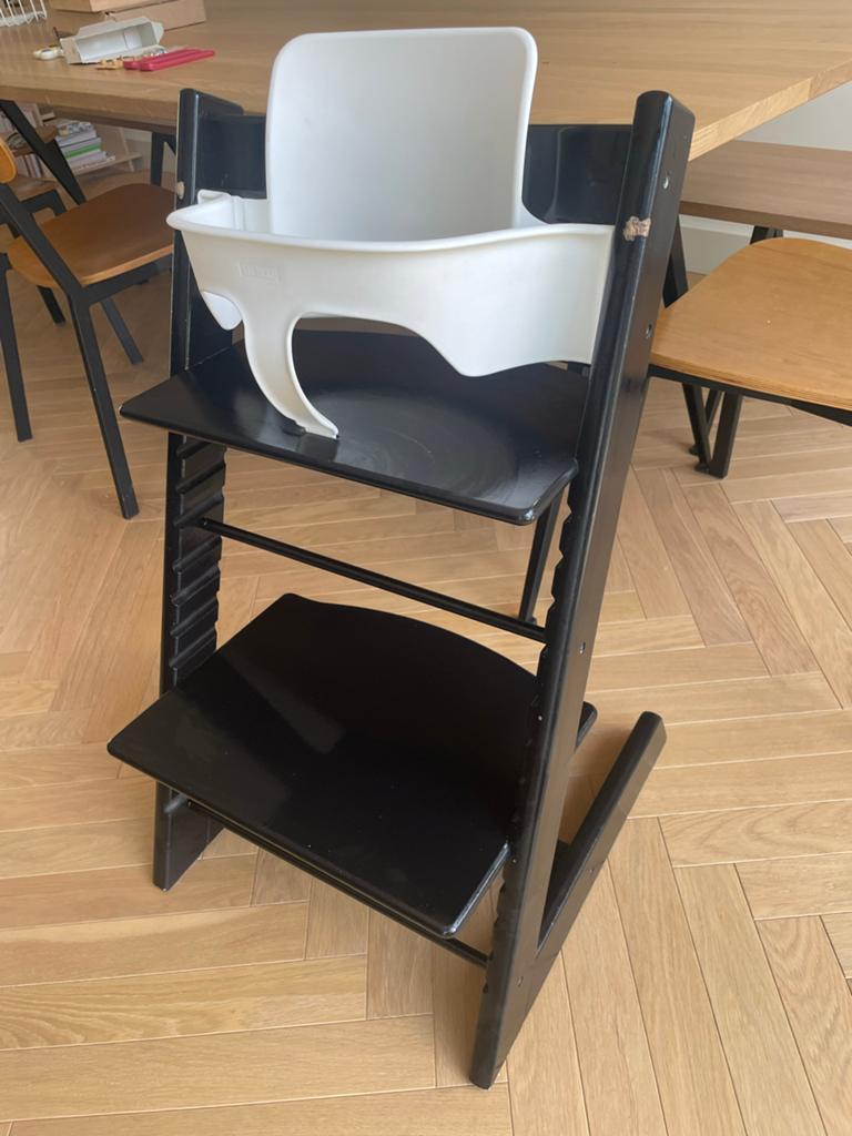 Stokke Tripp Trapp kinderstoel met babyset - Zwart, Kinderen en Baby's, Kinderstoelen, Ophalen, Gebruikt, Meegroeistoel, Aanschuifbaar