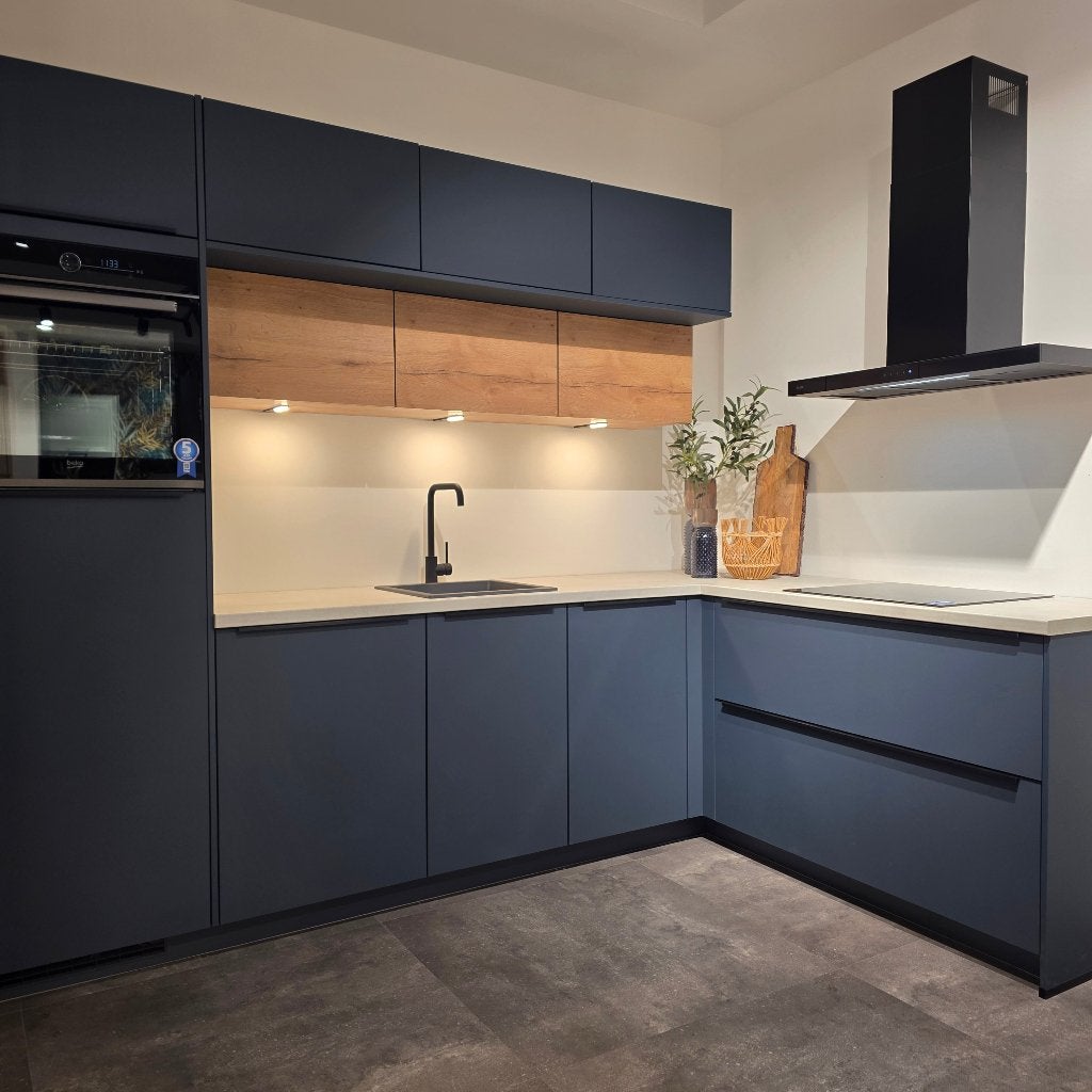 Sfeervolle blauwe hoek showroomkeuken met 35% KORTING, Huis en Inrichting, Ophalen, Blauw, Hoekkeuken, Nieuw