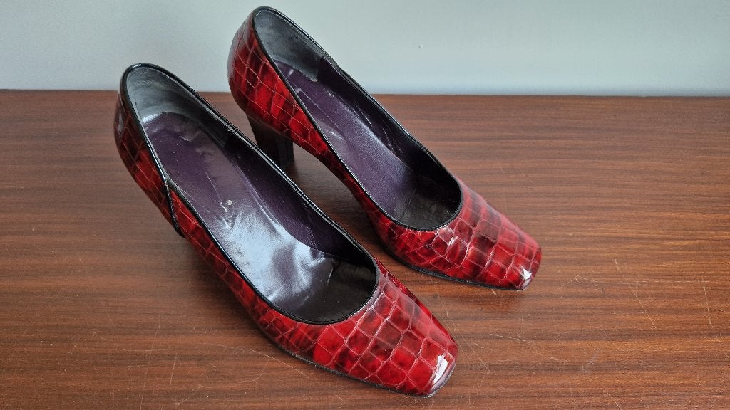 Rood gemêleerde lakleren croco pumps - Maat 39, Kleding | Dames, Schoenen, Pumps, Lilian, Ophalen of Verzenden, Gedragen