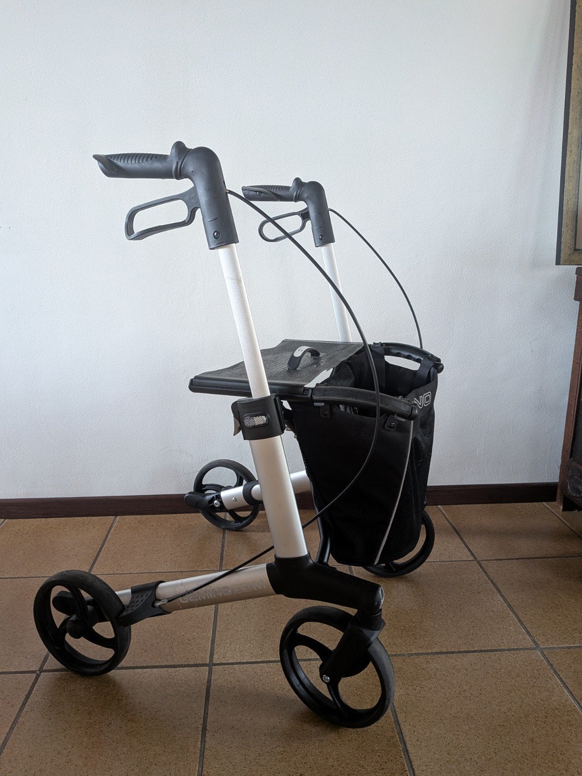 Zo goed als nieuwe rollator. Merk Gemino., Diversen, Rollators, Ophalen, Lichtgewicht