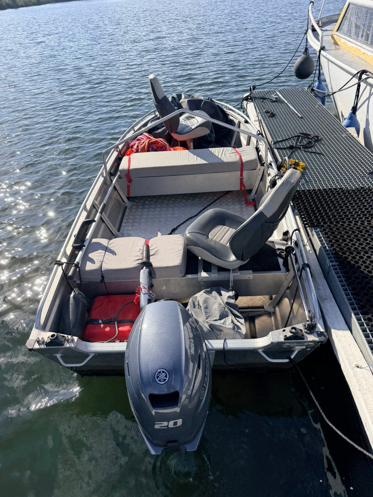 Goed onderhouden Qwest B421 met nieuw Yamaha 20 pk. motor