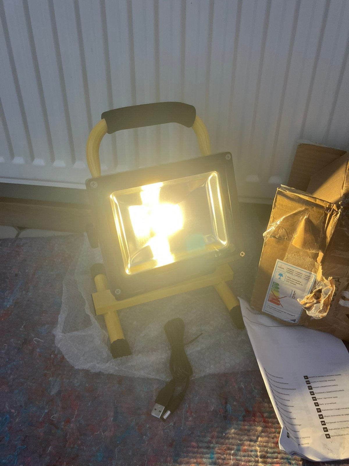 Nieuw! Oplaadbare LED bouwlamp. Sterke straal, 30 watt, Ophalen of Verzenden, Nieuw, Minder dan 50 watt, Lamp met armatuur