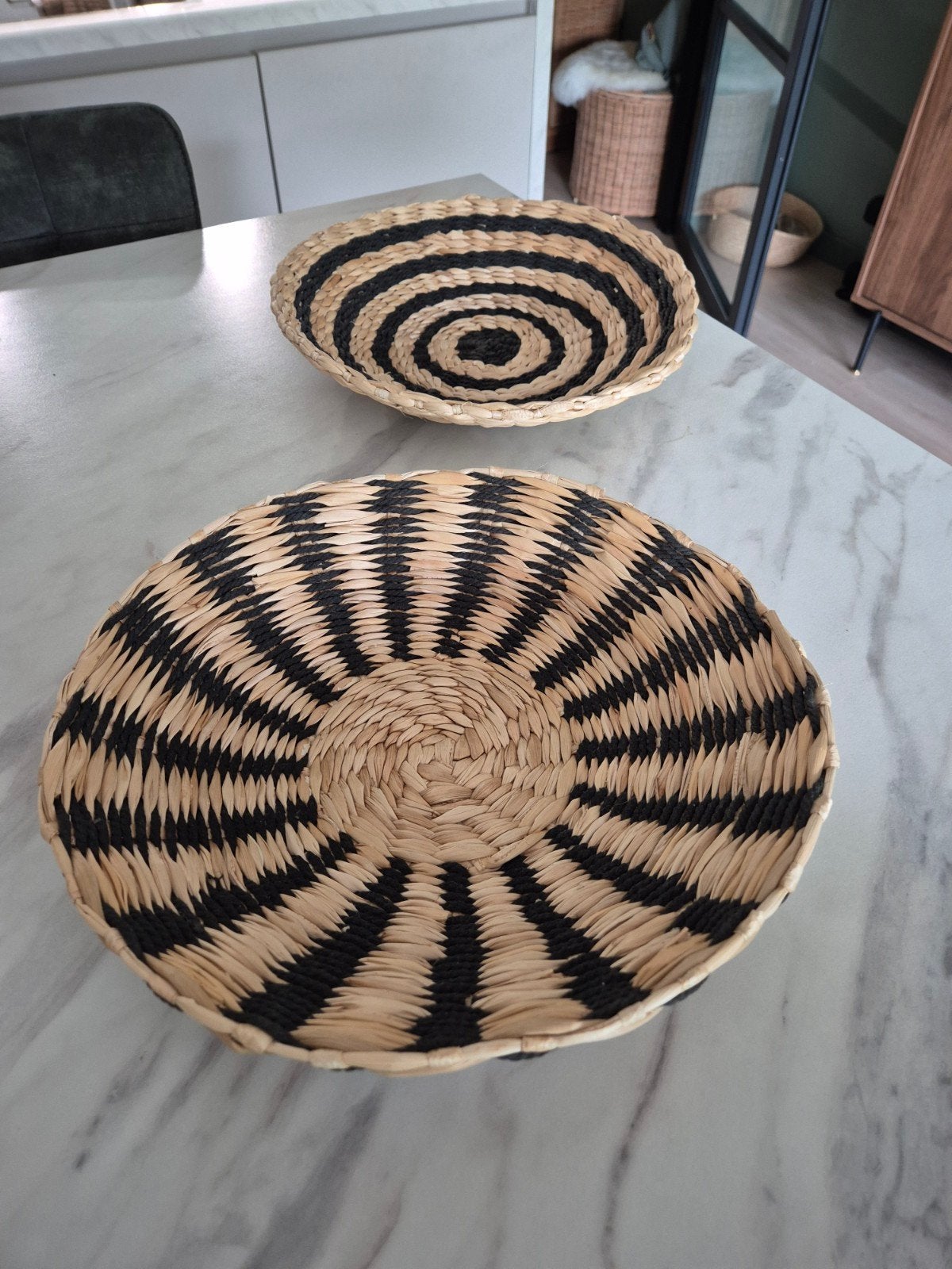 Set van 2 handgemaakte rieten (wand)schalen, Huis en Inrichting, Woonaccessoires | Wanddecoraties, Ophalen of Verzenden, Zo goed als nieuw