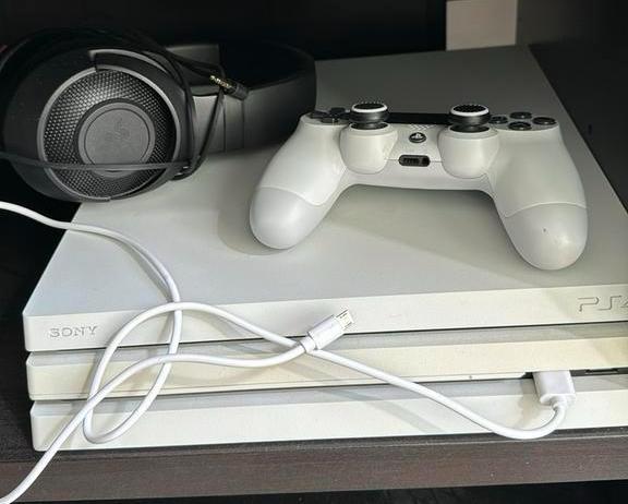 Sony PlayStation 4 Pro 1TB Wit met controller en headset, Spelcomputers en Games, Spelcomputers | Sony PlayStation 4, Zo goed als nieuw