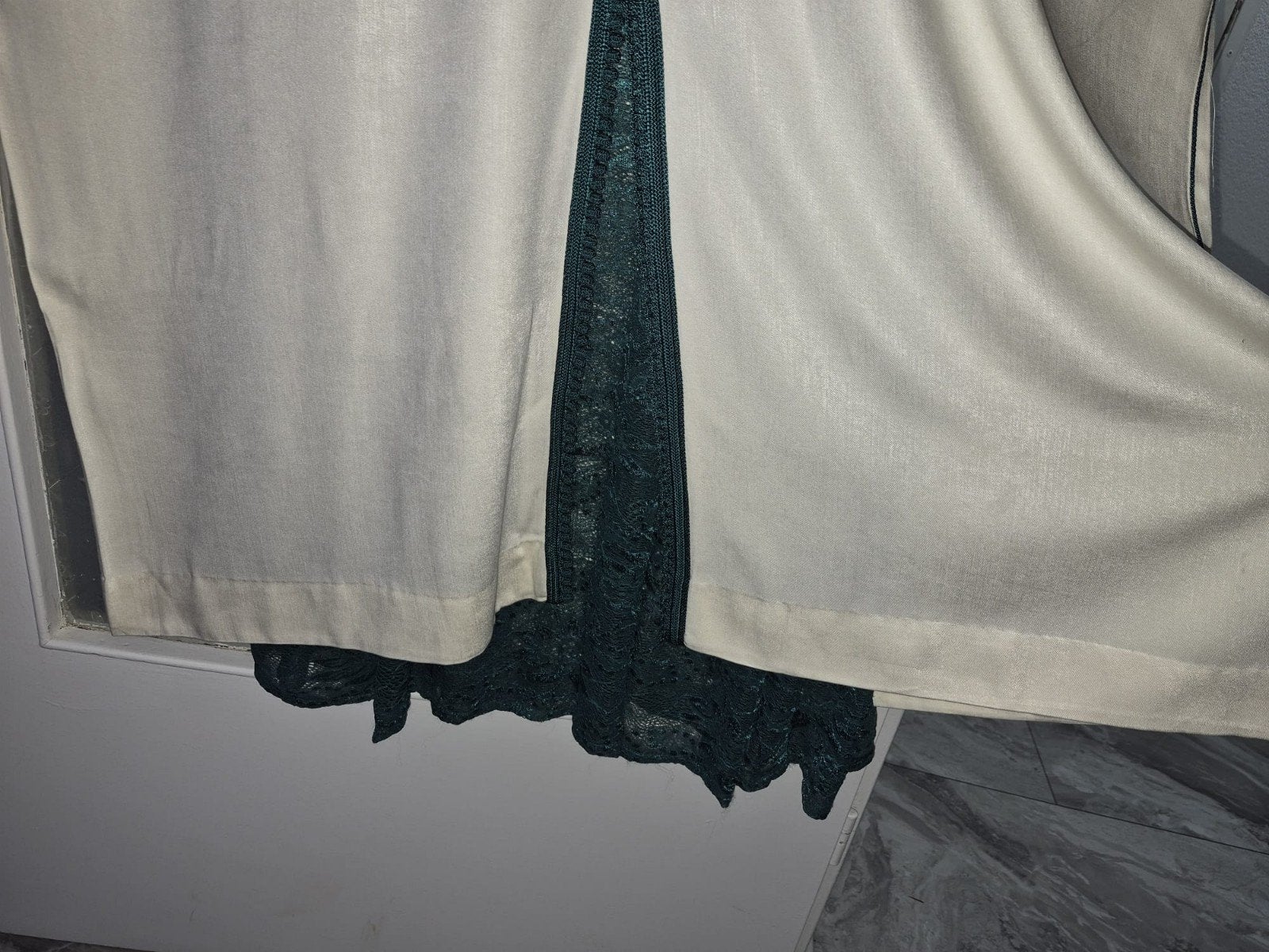 Mooie witte djellaba met donkergroene details, Wit, Onder de knie, Ophalen, Maat 38/40 (M)