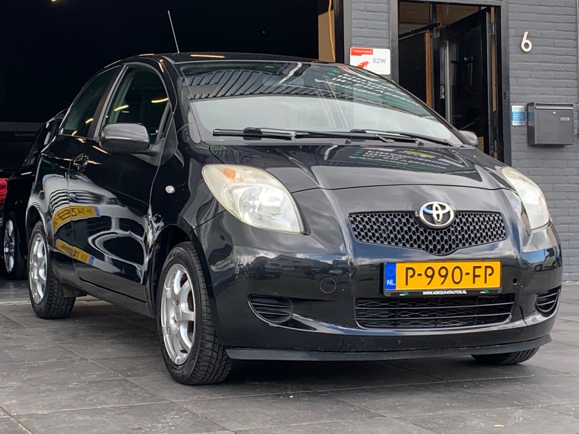 Toyota Yaris 1.0 VVTi Spirit|Carplay|Airco|El.Ramen|APK, Voorwielaandrijving, Stof, Met garantie (alle), Zwart