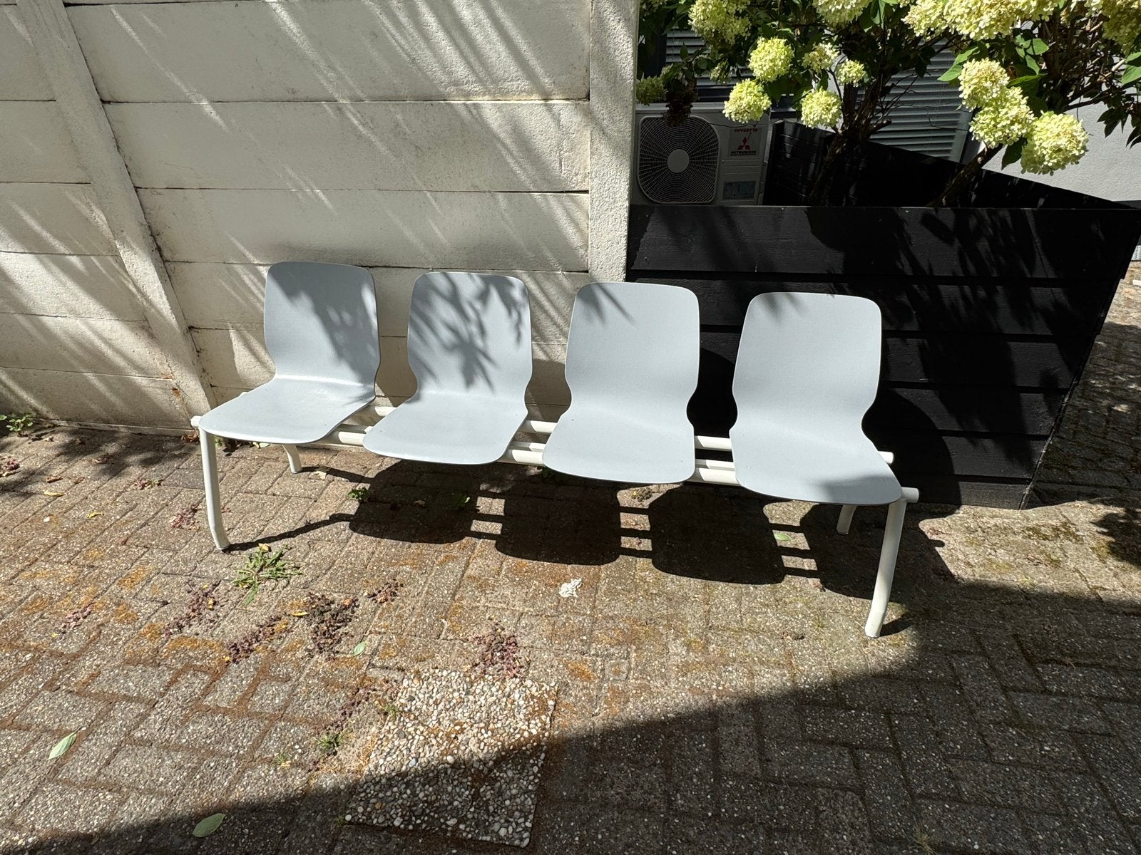 Wachtbankje met 4 stoelen - Grijs metaal en hout, Huis en Inrichting, Stoelen, Kunststof, Gebruikt, Ophalen of Verzenden, Vier