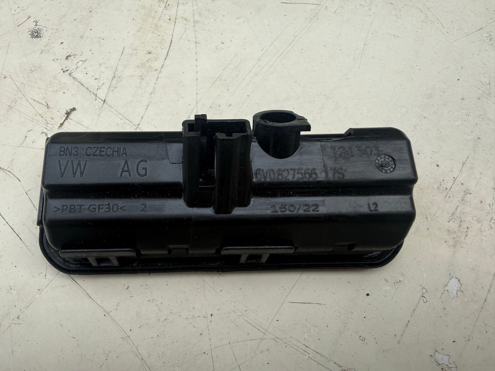 VW AG Achterklep Handgreep 6V0827566 17S, Ophalen of Verzenden, Gebruikt, Volkswagen