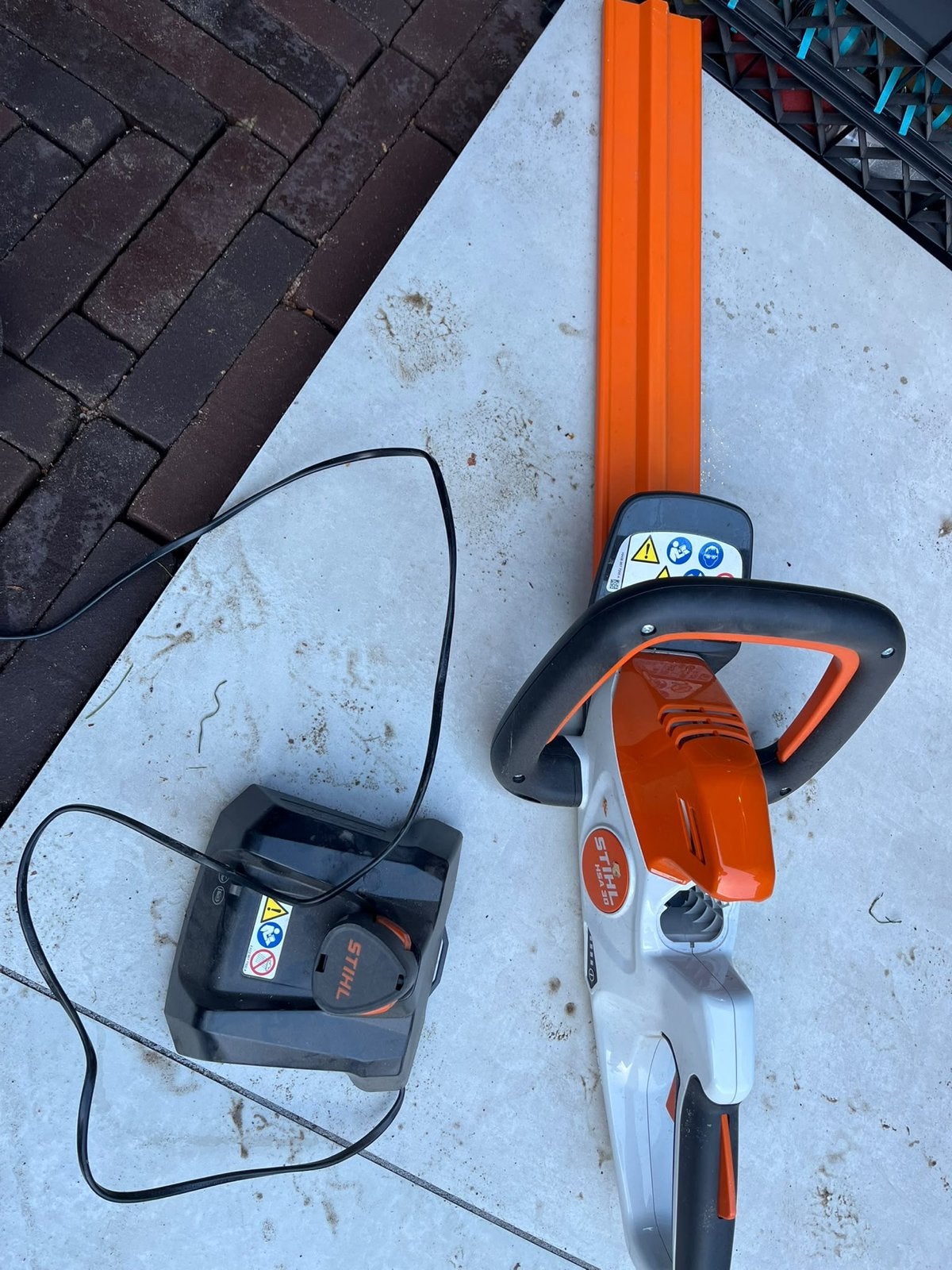 Stihl HSA 30 heggenschaar met accu en lader, Tuin en Terras, Ophalen, Zo goed als nieuw, Accu