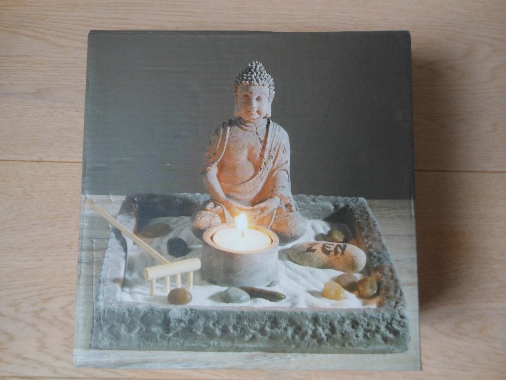 Te koop Boeddha set, zand harkje kei met zen steen windlicht, 12 cm, Ophalen of Verzenden, Zo goed als nieuw, Meerkleurig