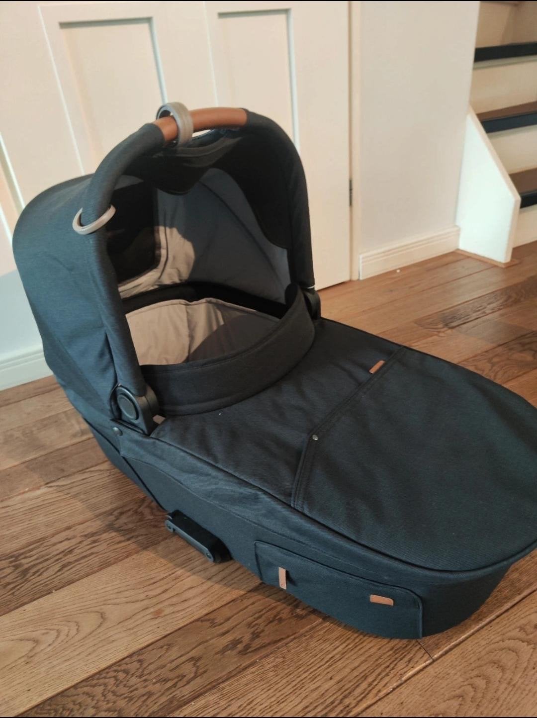 Mutsy Nio kinderwagen met reiswieg en accessoires, Gebruikt, Ophalen of Verzenden, Combiwagen, Met reiswieg