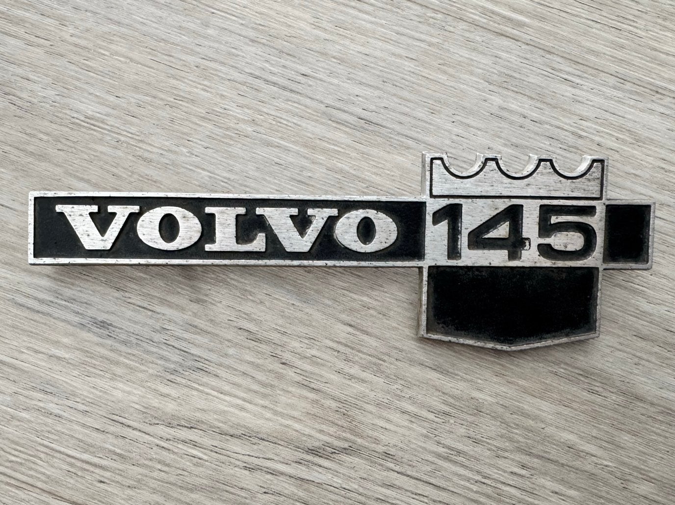 Volvo 145 Embleem - Origineel en in goede staat, Ophalen of Verzenden, Gebruikt, Volvo