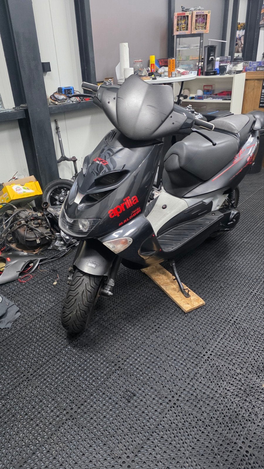 Aprilia SR 2006 -  piaggio blok 70cc Malossi .gereviseerd., Ophalen, Tweetakt, Gebruikt, Maximaal 45 km/u