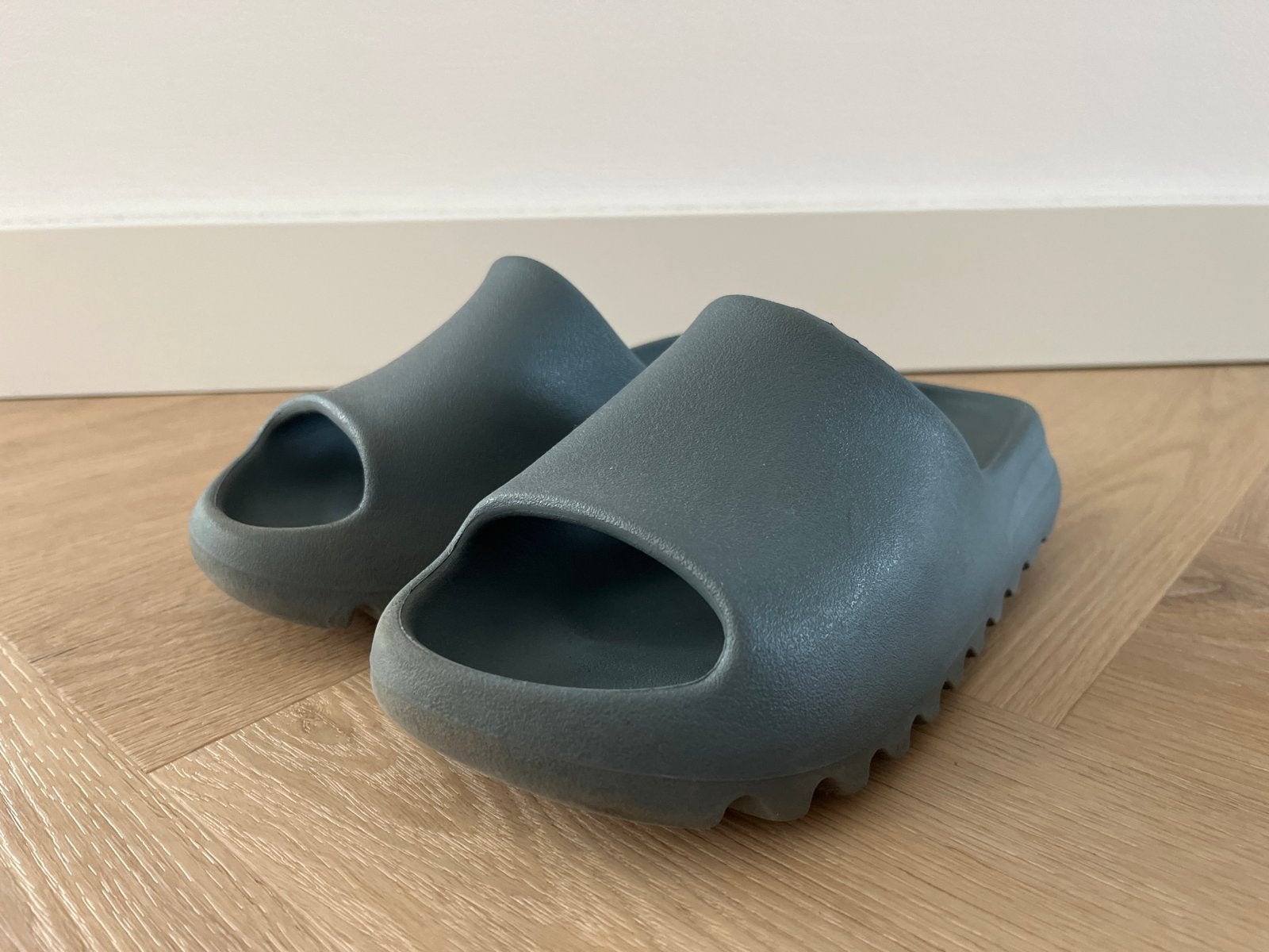 Adidas Yeezy Slides - Grijs - Zo goed als nieuw- maat 38, Slippers, Overige kleuren, Ophalen of Verzenden, Zo goed als nieuw