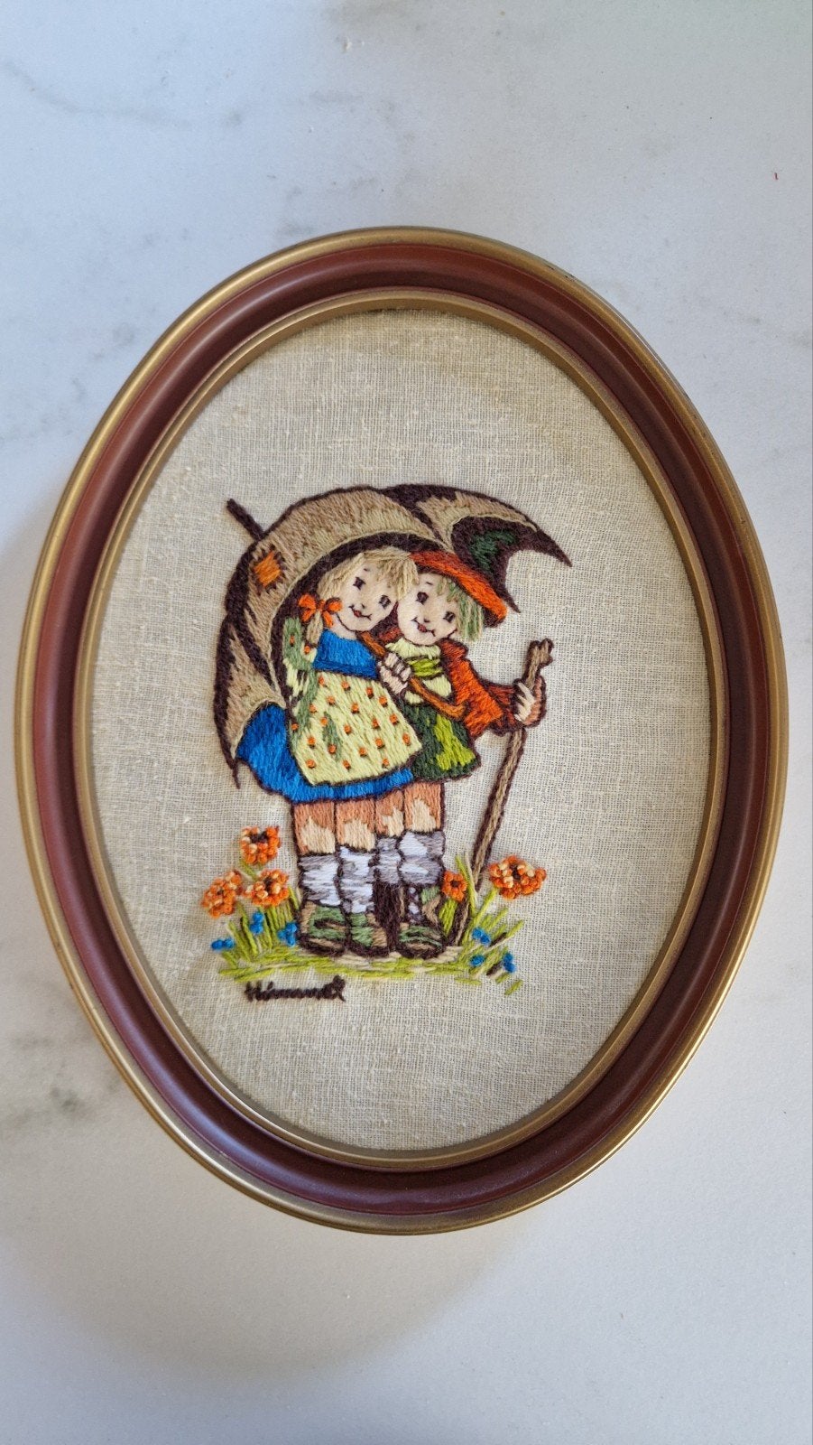 Mooi borduurwerk hummeltje jongetje en meisje onder paraplu, Beige, 25 cm, 33 cm, Wandhanger