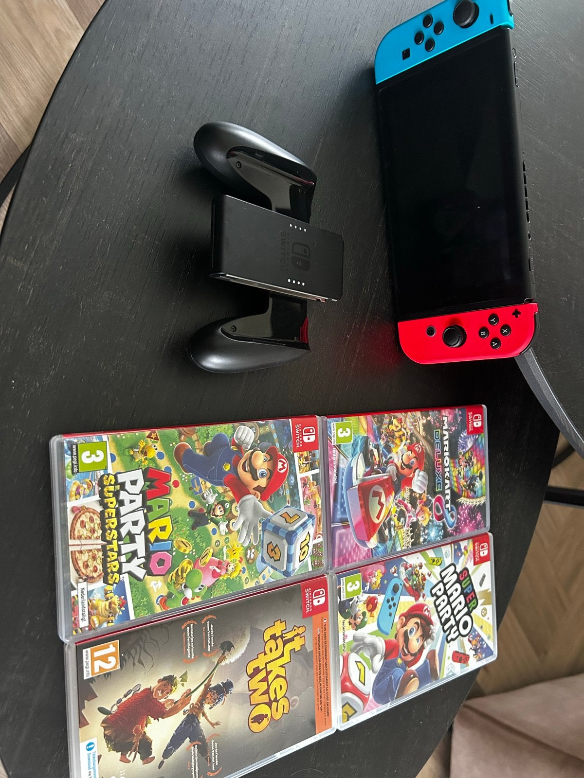 Nintendo Switch met 4 games en 2 controllers, Spelcomputers en Games, Ophalen, Met games, Met 2 controllers, Zo goed als nieuw