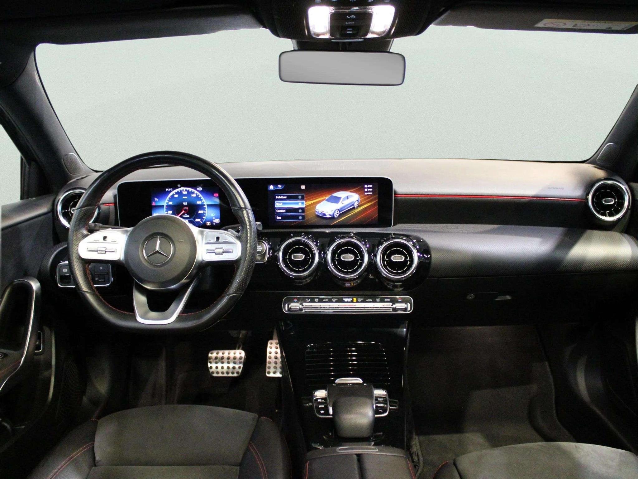Mercedes-Benz A-Klasse Limousine 200 Launch Edition | Panora, Auto's, Gebruikt, 4 cilinders, Leder en Stof, 163 pk