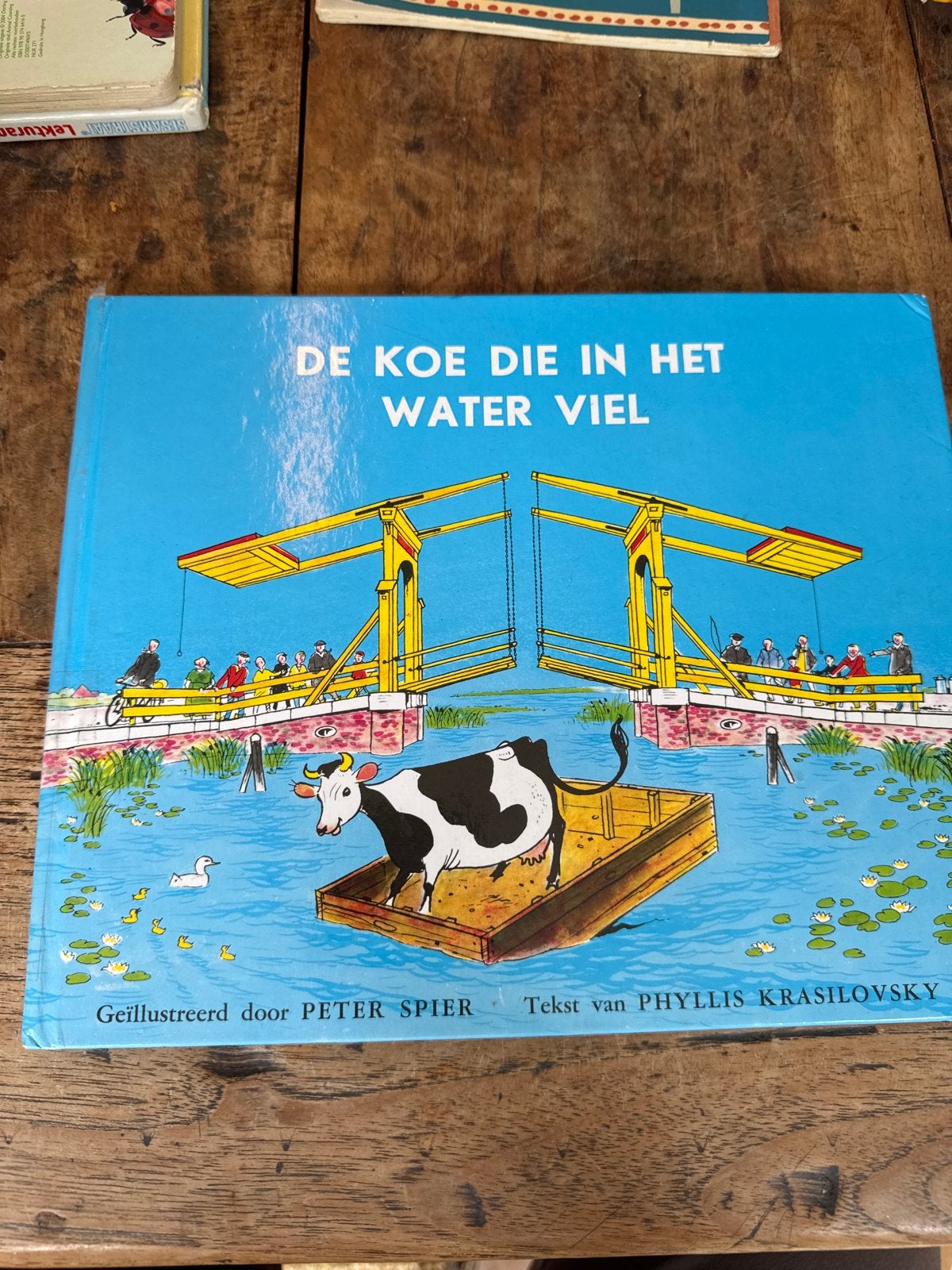 De Koe Die In Het Water Viel - Peter Spier & Phyllis Krasilo, Ophalen of Verzenden, Gelezen, Fictie algemeen