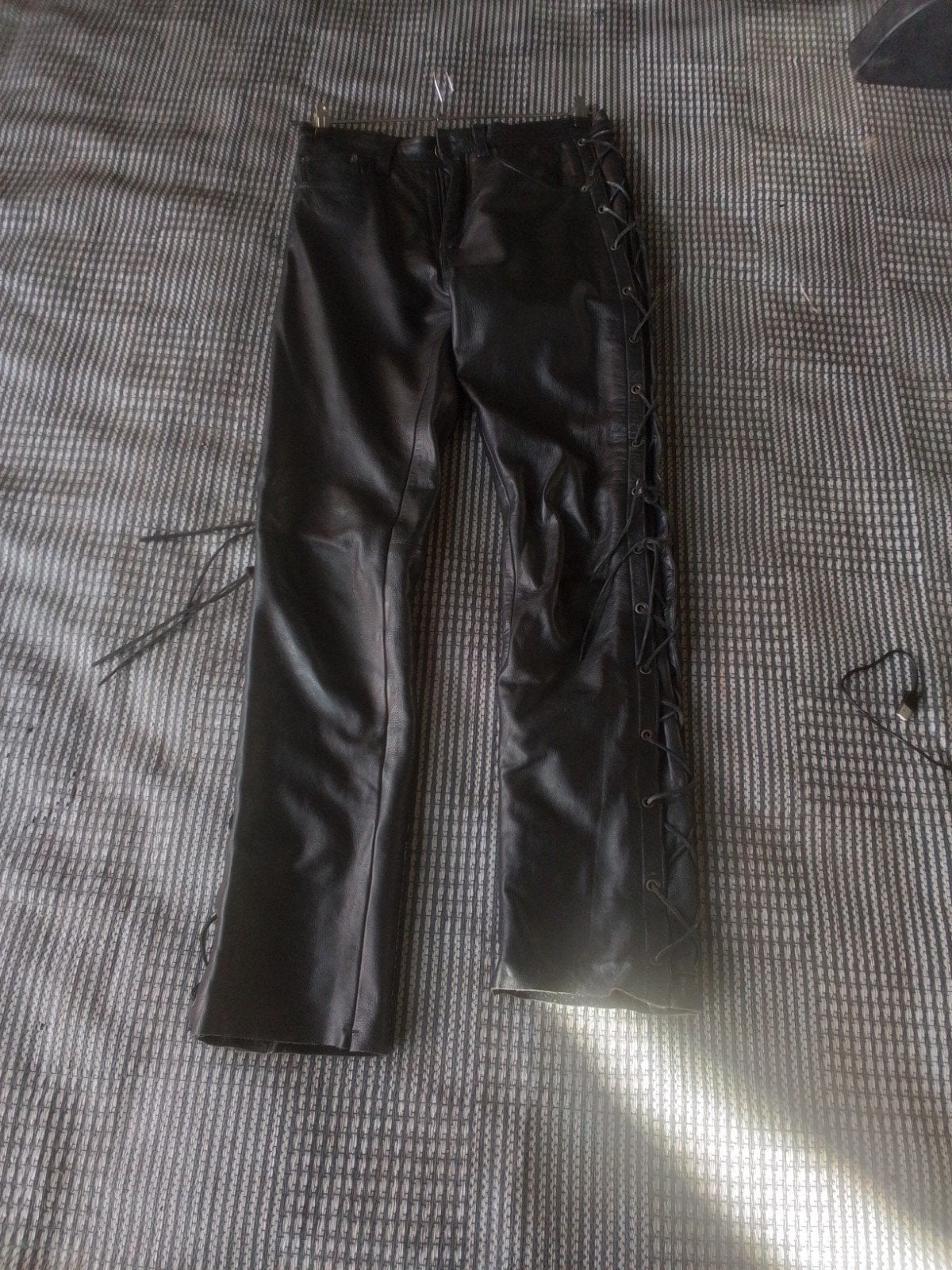Leren broek met veters, maat 32 (M), Maat 38/40 (M), Zwart, Ophalen of Verzenden, Lang