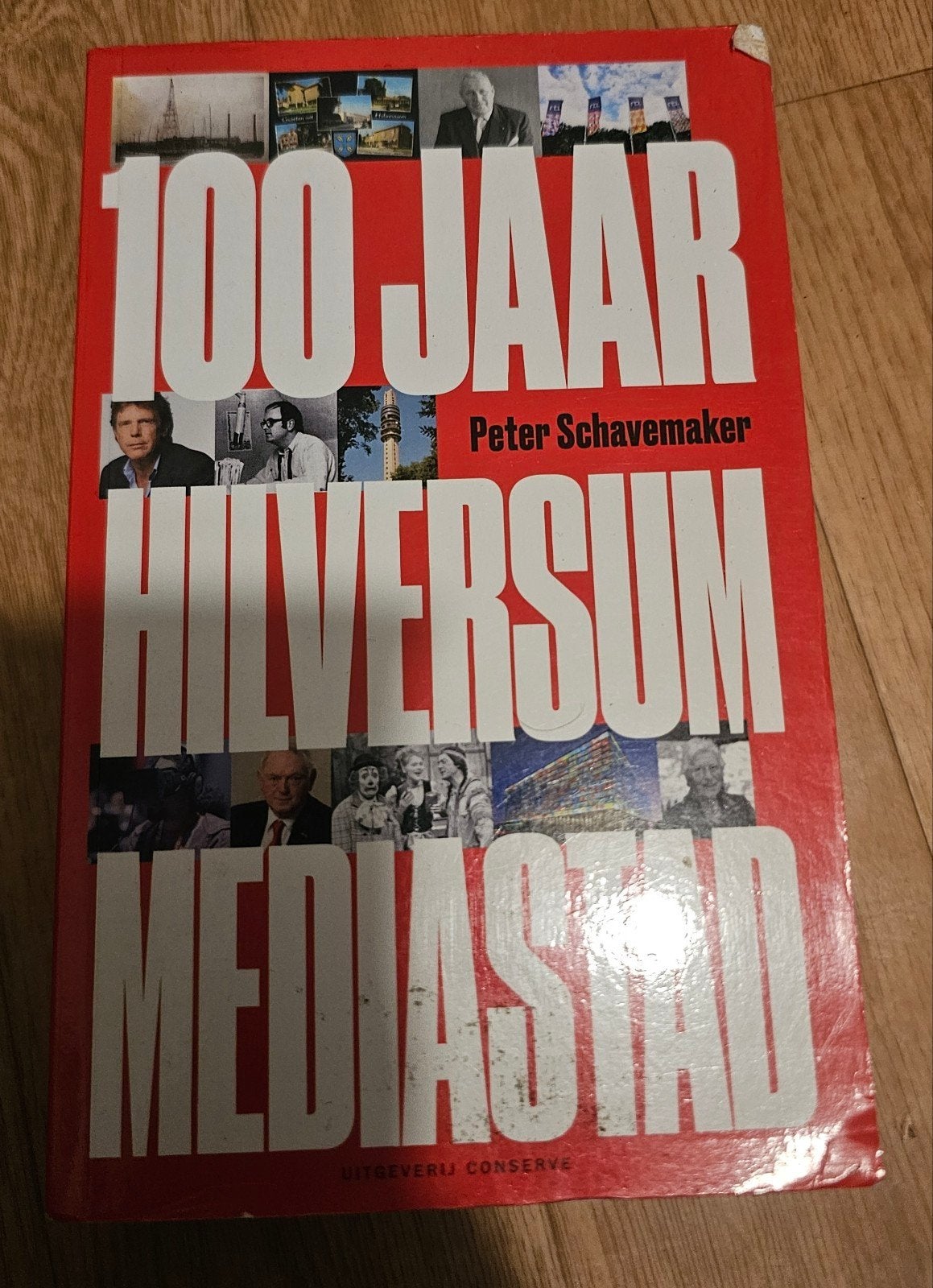 Peter Schavemaker - 100 jaar Hilversum mediastad, Boeken, Biografieën, Zo goed als nieuw, Ophalen of Verzenden