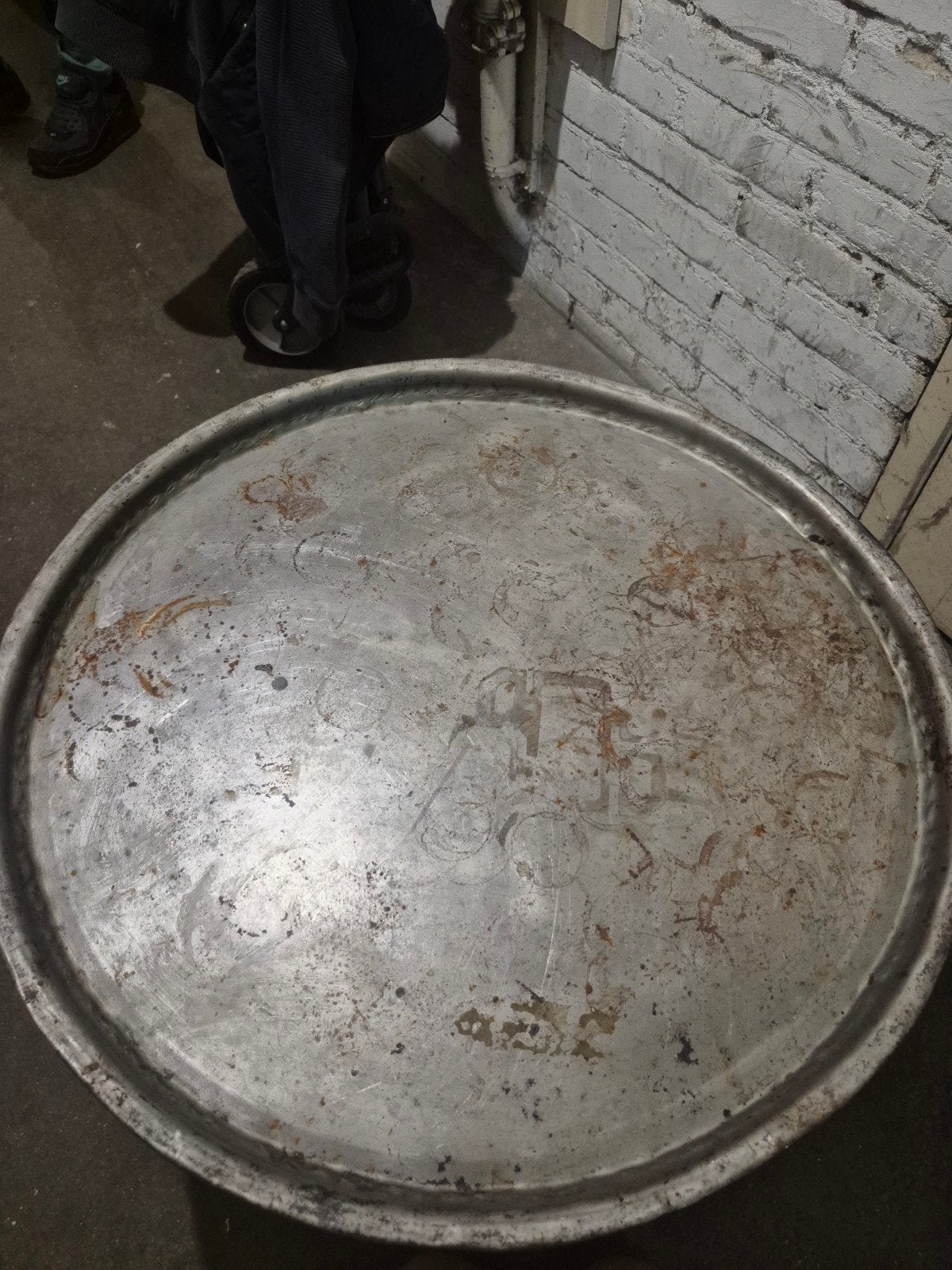 Unieke decoratieve tafel van metalen schaal en hout, Ophalen