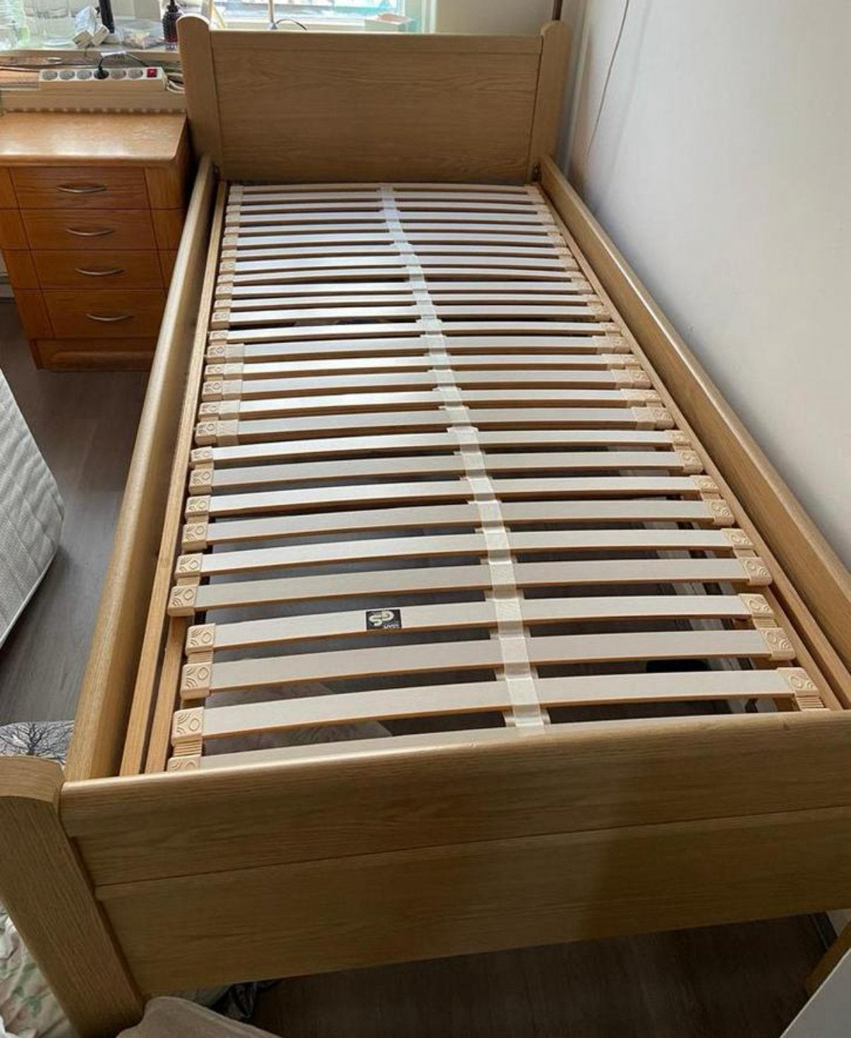 Eenpersoonsbed met  lattenbodem en nachtkastje, Ophalen, 90 cm, Eenpersoons, Beige