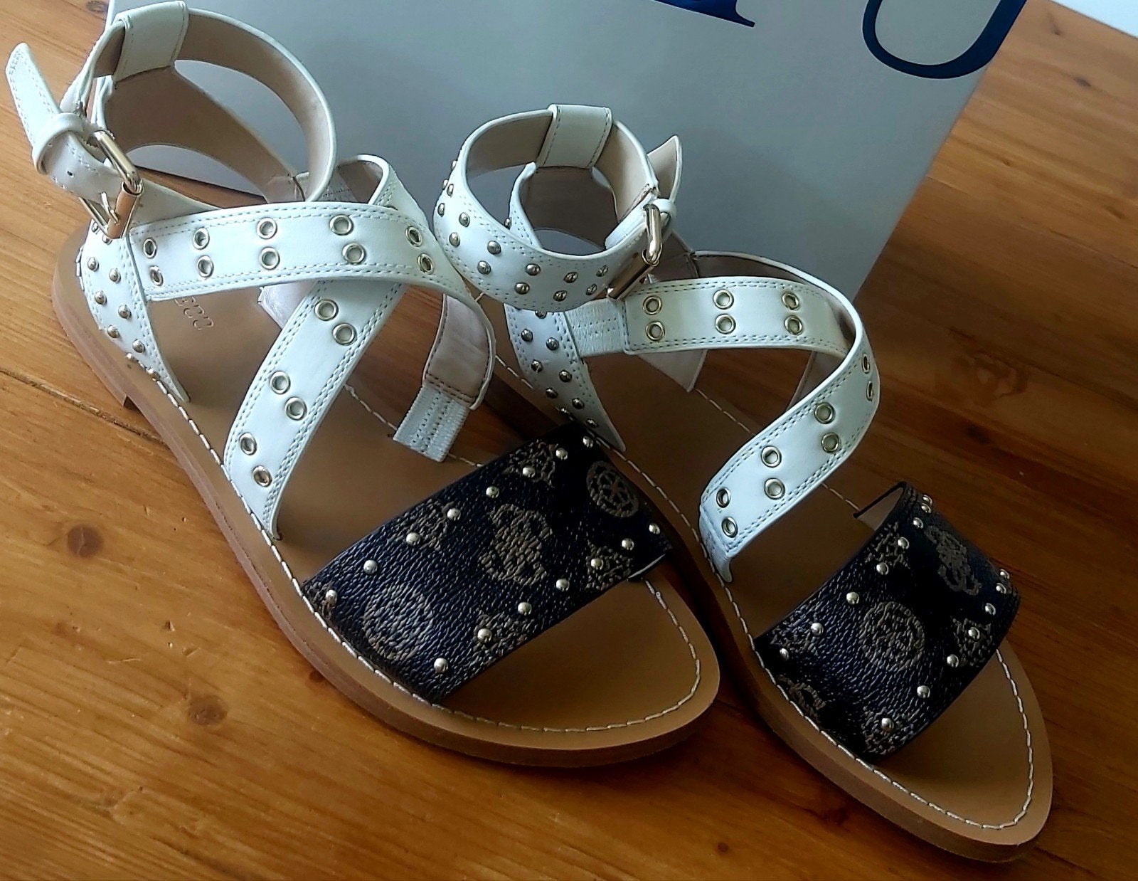 Guess Sandalen Maat 37, Guess, Bruin, Zo goed als nieuw, Sandalen of Muiltjes