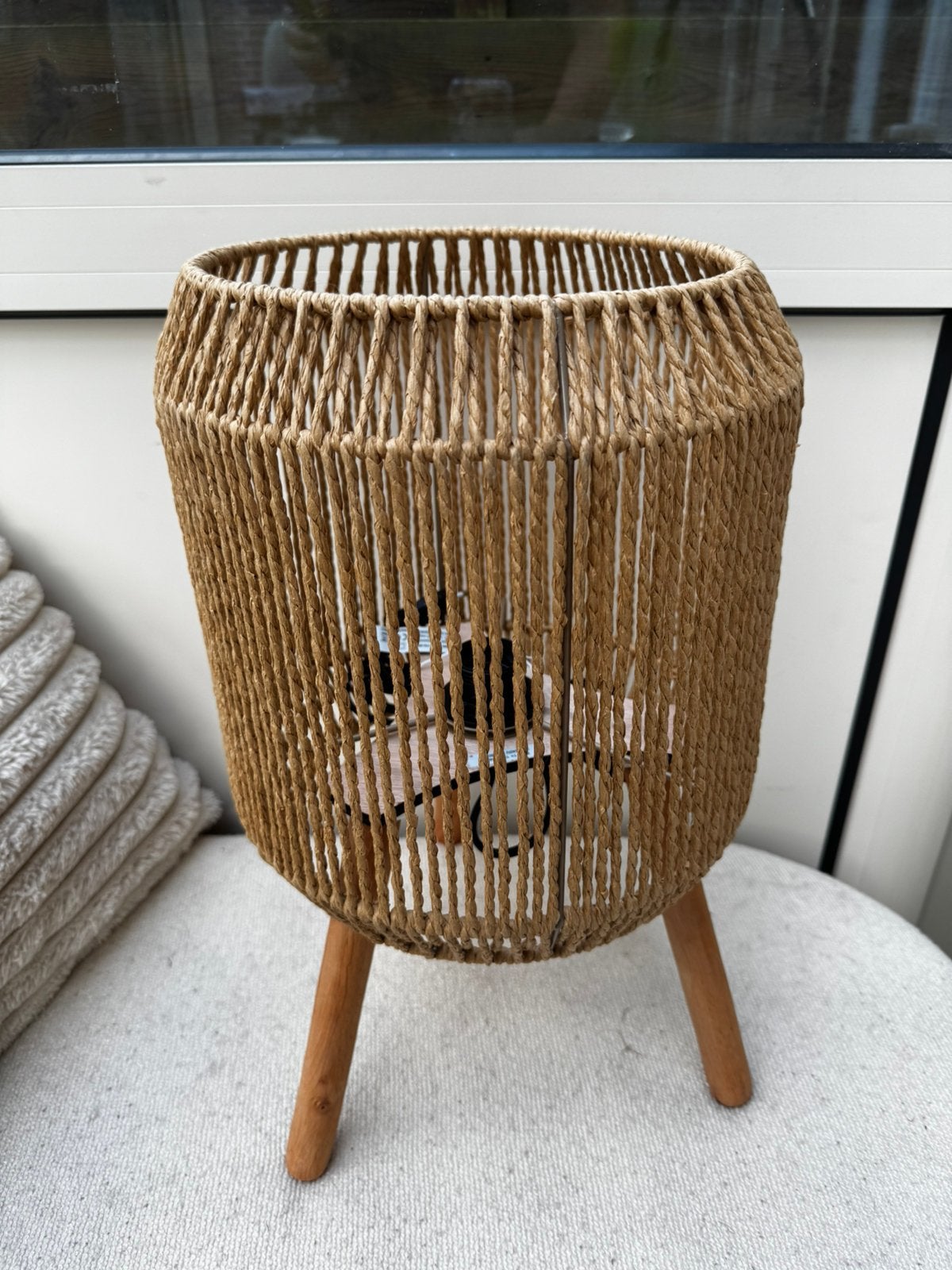 Boho rotan tafellamp op houten pootjes, Huis en Inrichting, Lampen | Tafellampen, Ophalen of Verzenden, Zo goed als nieuw, Minder dan 50 cm