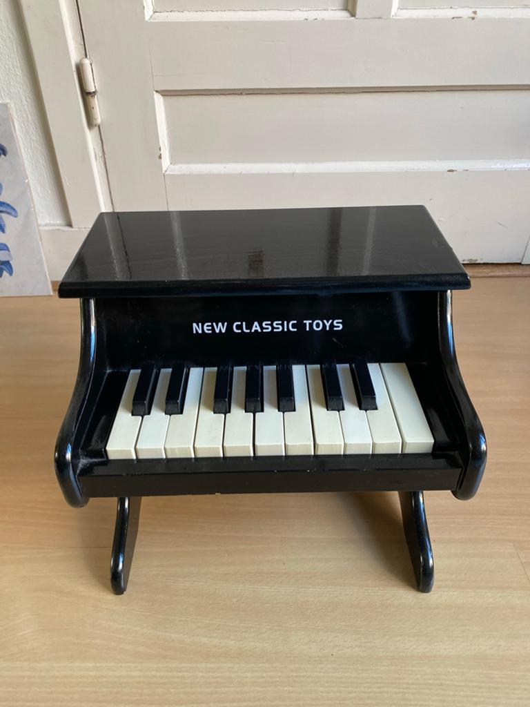 New Classic Toys Mini Piano - Zwart Speelgoed Piano, Kinderen en Baby's, Speelgoed | Houten speelgoed, Ophalen of Verzenden, Gebruikt