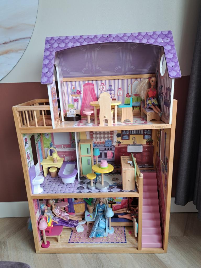 Groot poppenhuis met Barbies, meubels en accessoires, Ophalen, Poppenhuis