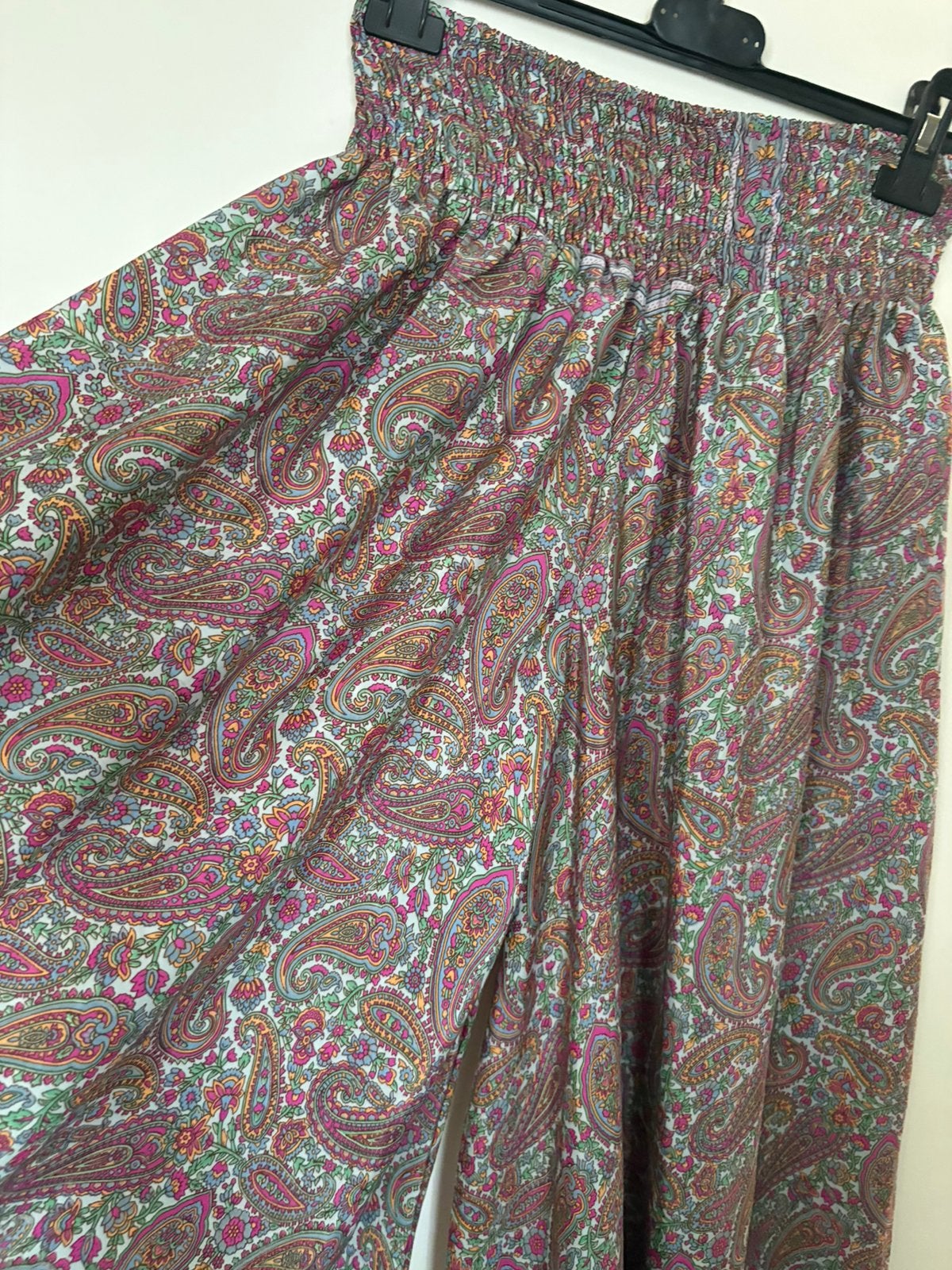 Nieuwe zijden broek. Zwierige wijde pijpen mt42-44., Kleding | Dames, Ophalen of Verzenden, Maat 42/44 (L), Onder de knie