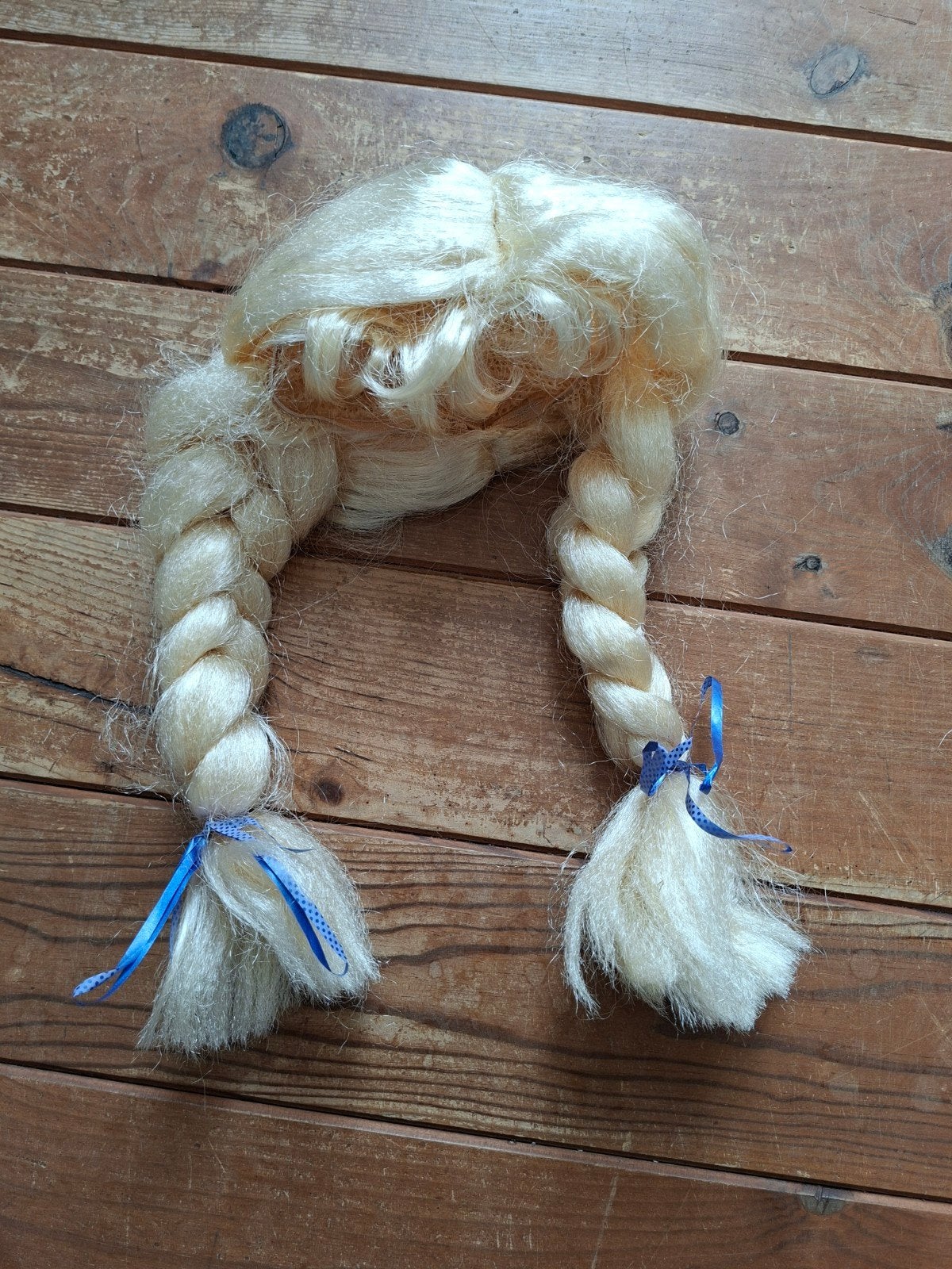 Blonde kinderpruik vlechten - Oktoberfest, Frozen, Carnaval, Ophalen of Verzenden, Zo goed als nieuw