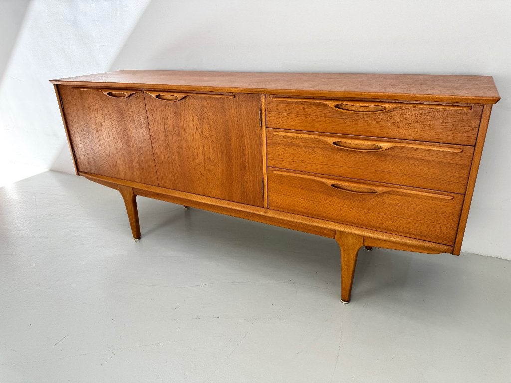 Vintage dressoir Jentique., Huis en Inrichting, 150 tot 200 cm, Teakhout, Ophalen of Verzenden, Zo goed als nieuw