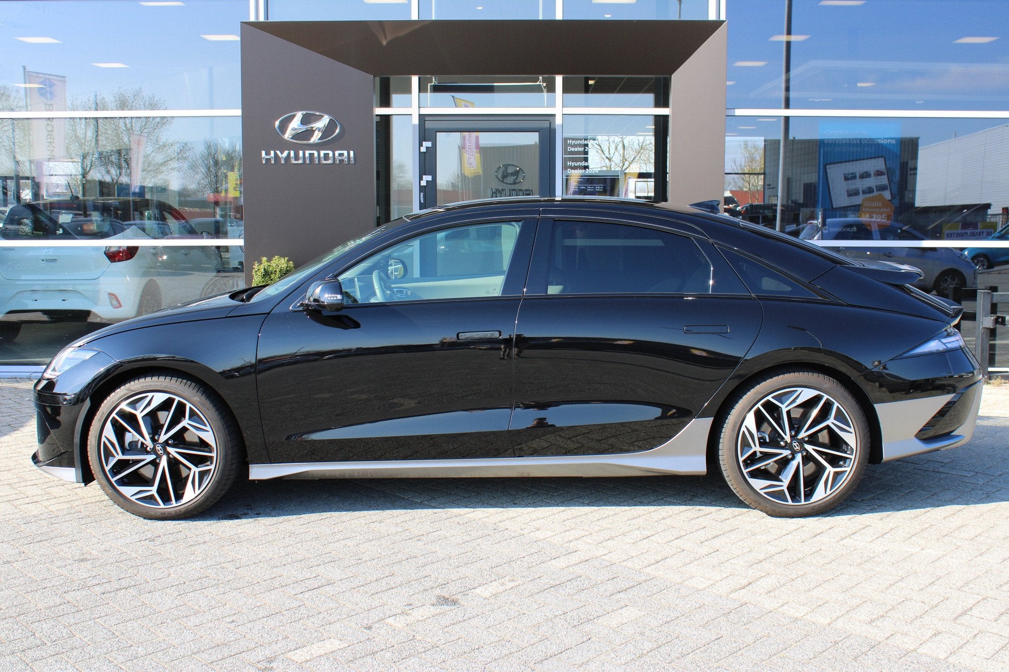 Hyundai IONIQ 6 Lounge AWD 77 kWh | 1500KG trekgewicht | V2L, 12 maanden, Gebruikt, Zwart, Sedan