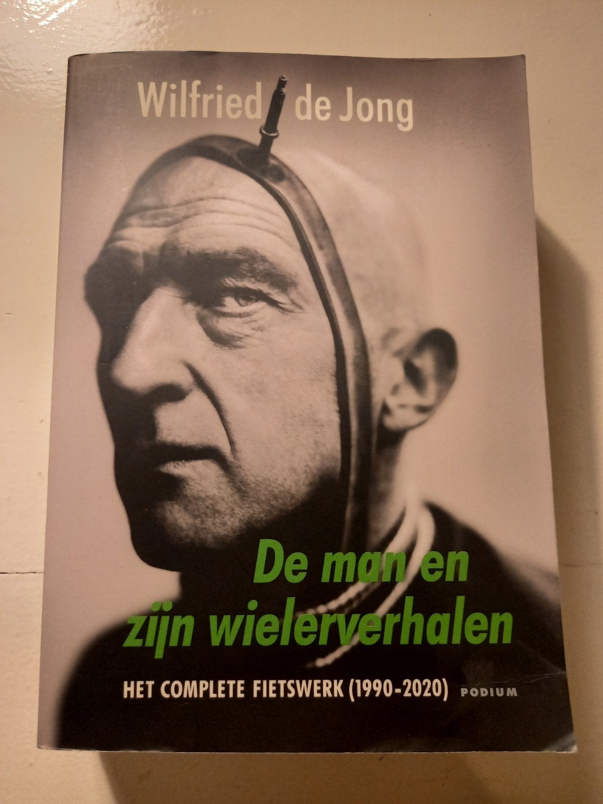 g5 Wilfried de Jong - De man en zijn wielerverhalen, Ophalen of Verzenden, Gelezen, Wilfried de Jong, Lopen en Fietsen