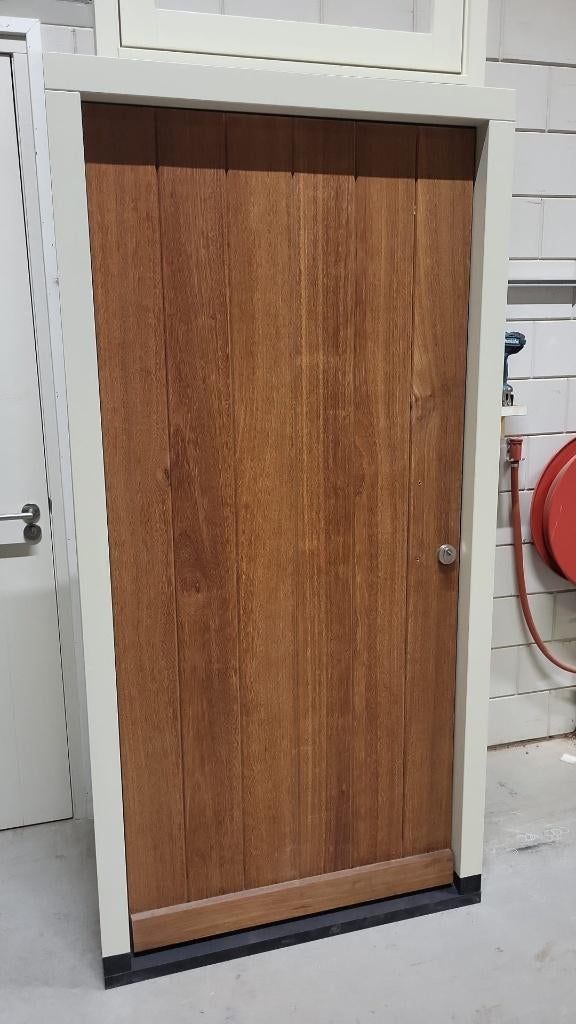 Voordeurkozijn bekleed met meranti planken, Doe-het-zelf en Verbouw, Kozijnen en Schuifpuien, 75 tot 150 cm, Deurkozijn, Ophalen of Verzenden