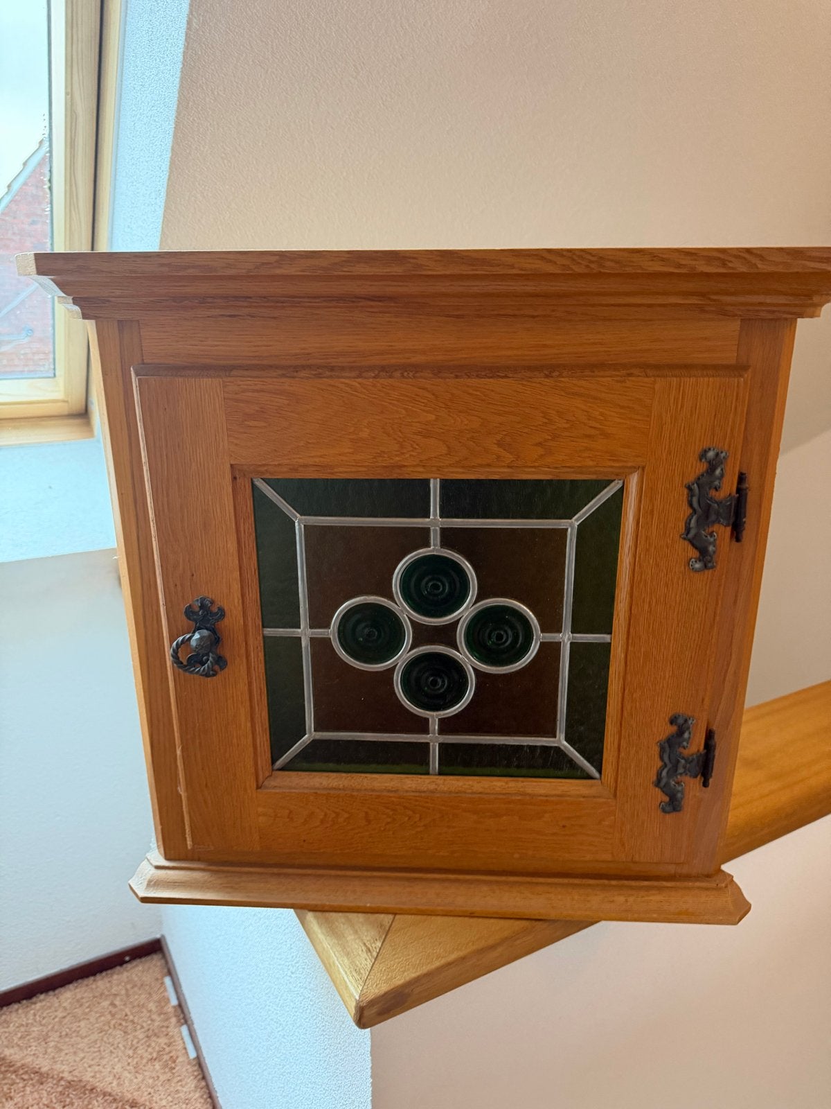 Houten hoekkastje met glas-in-lood deur, Ophalen