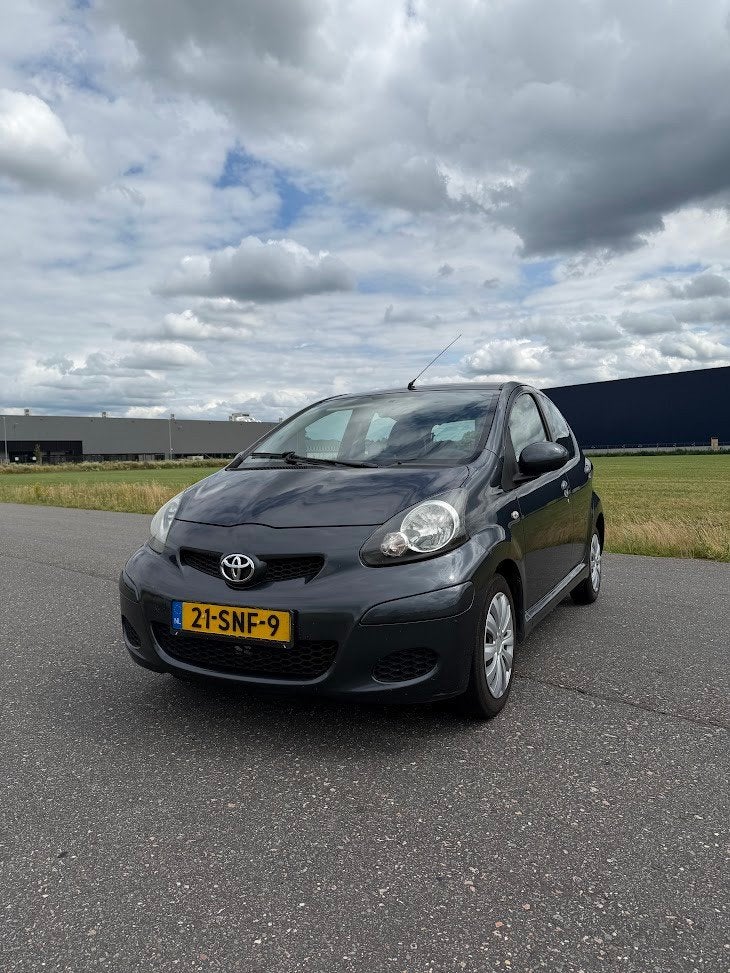 Toyota Aygo 2011 | Airco | Grijs Metallic | 5 deurs | Navi, Voorwielaandrijving, Euro 5, Stof, 68 pk