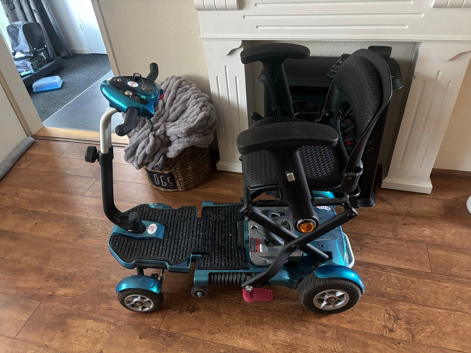 Mango Scootmobiel inklapbaar, Ophalen, 10 km/u of minder, Zo goed als nieuw, Mango
