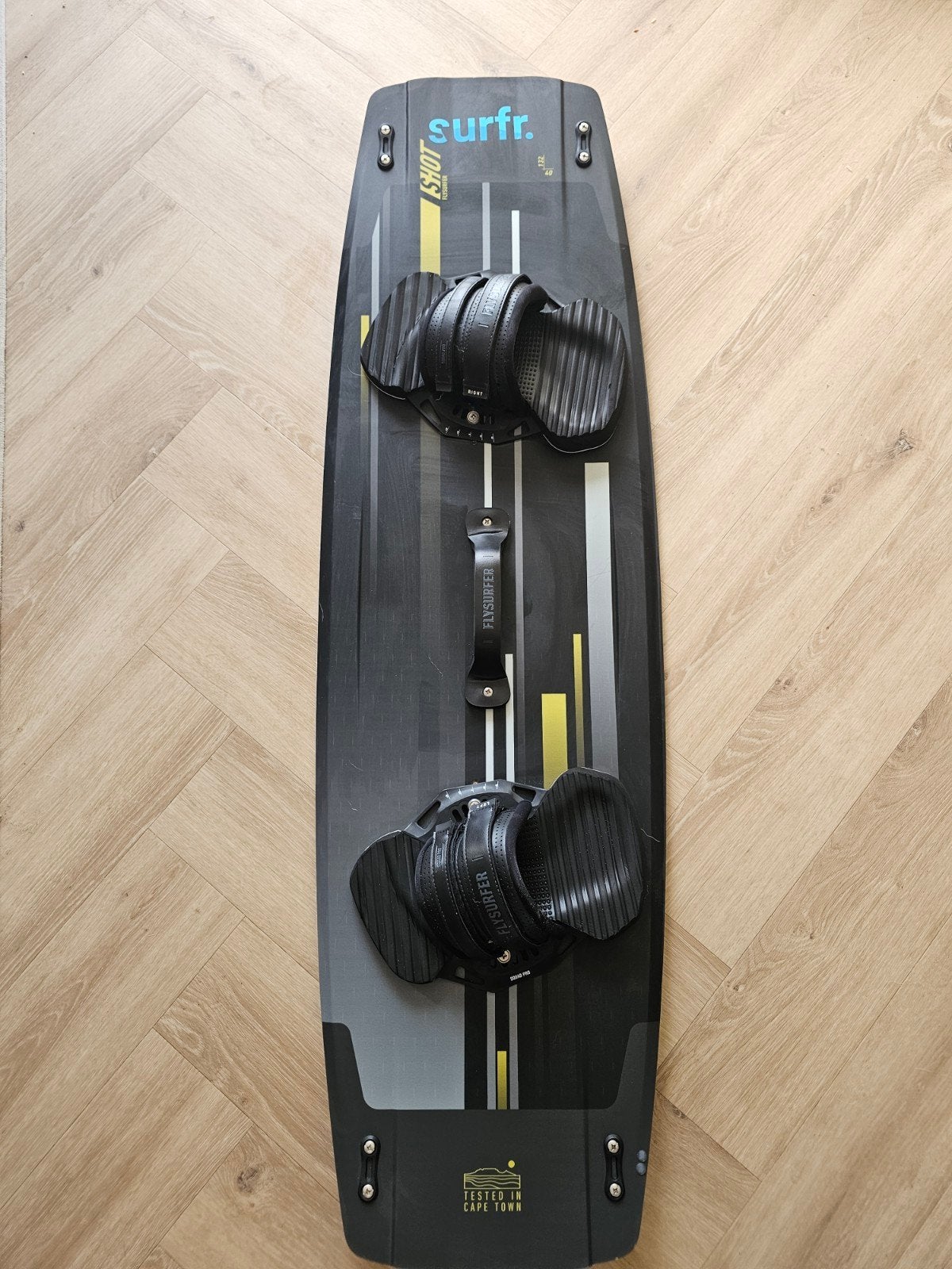 Flysurfer shot 132x40cm met pro squad bindingen, Twintip, Ophalen, Zo goed als nieuw, Kiteboard
