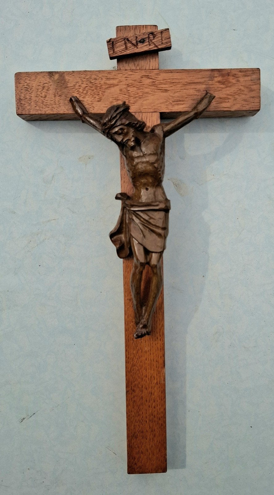 Katholiek wandkruisbeeld - Houten kruis met Christusfiguur, Antiek en Kunst, Antiek | Religie, Ophalen of Verzenden
