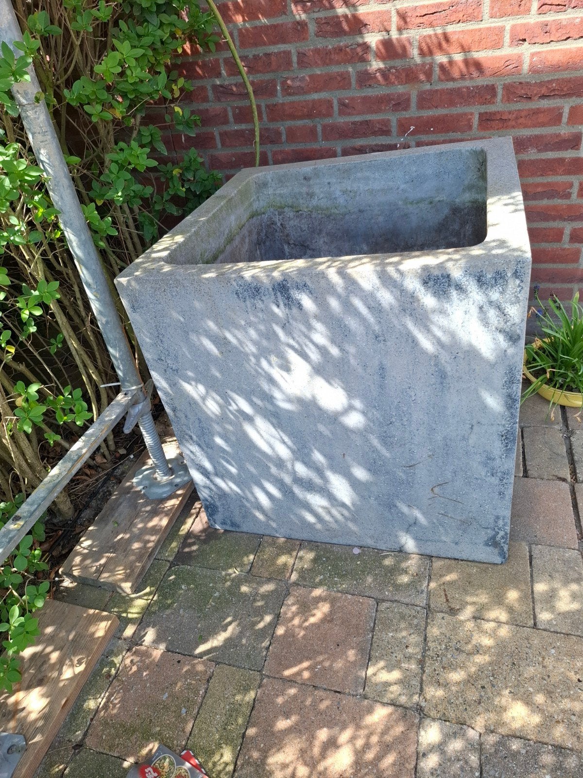 Grote vierkante bloembak van beton/steen, Ophalen