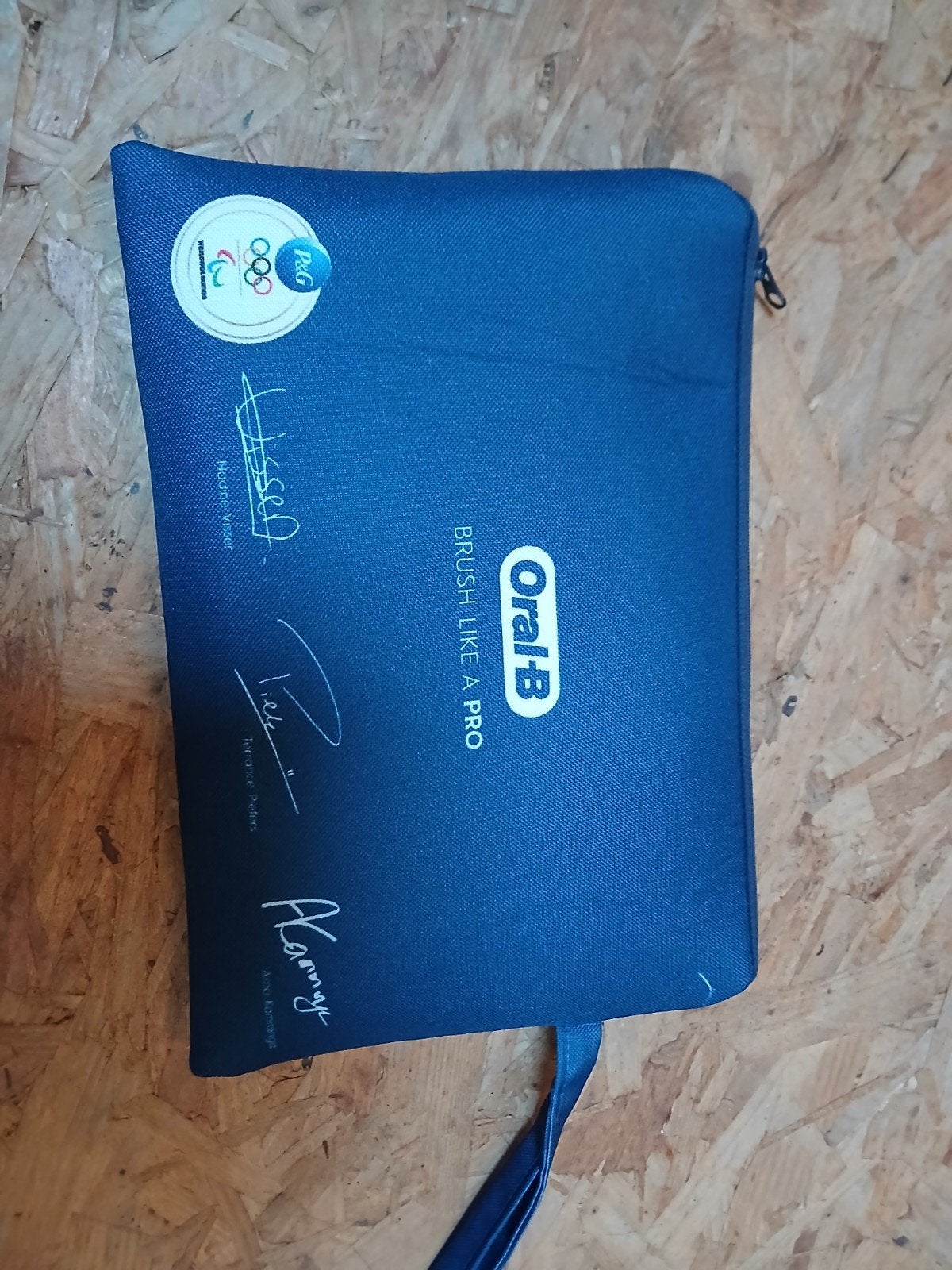 Oral-B reisetui met handtekeningen - Nieuw, Ophalen of Verzenden, Nieuw, Blauw, Softcase