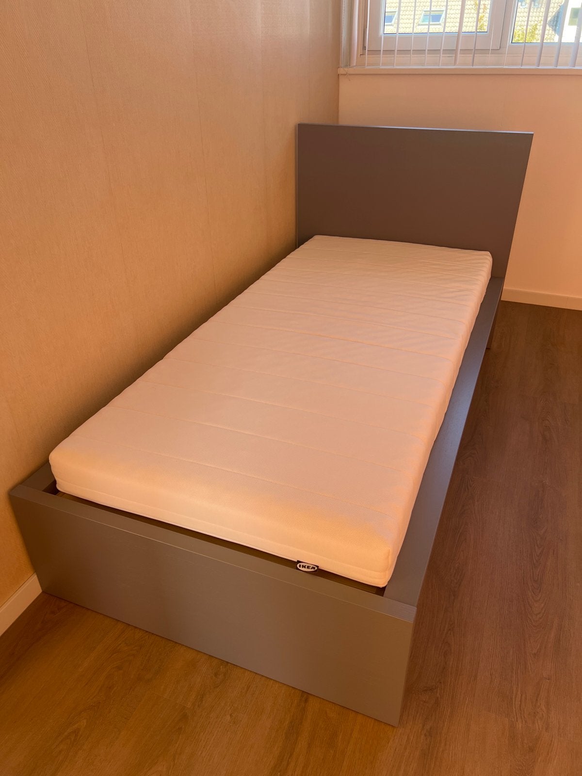 IKEA Eenpersoonsbed met lattenbodem en matras (mrt.2025), Ophalen, 90 cm, Eenpersoons, Zo goed als nieuw