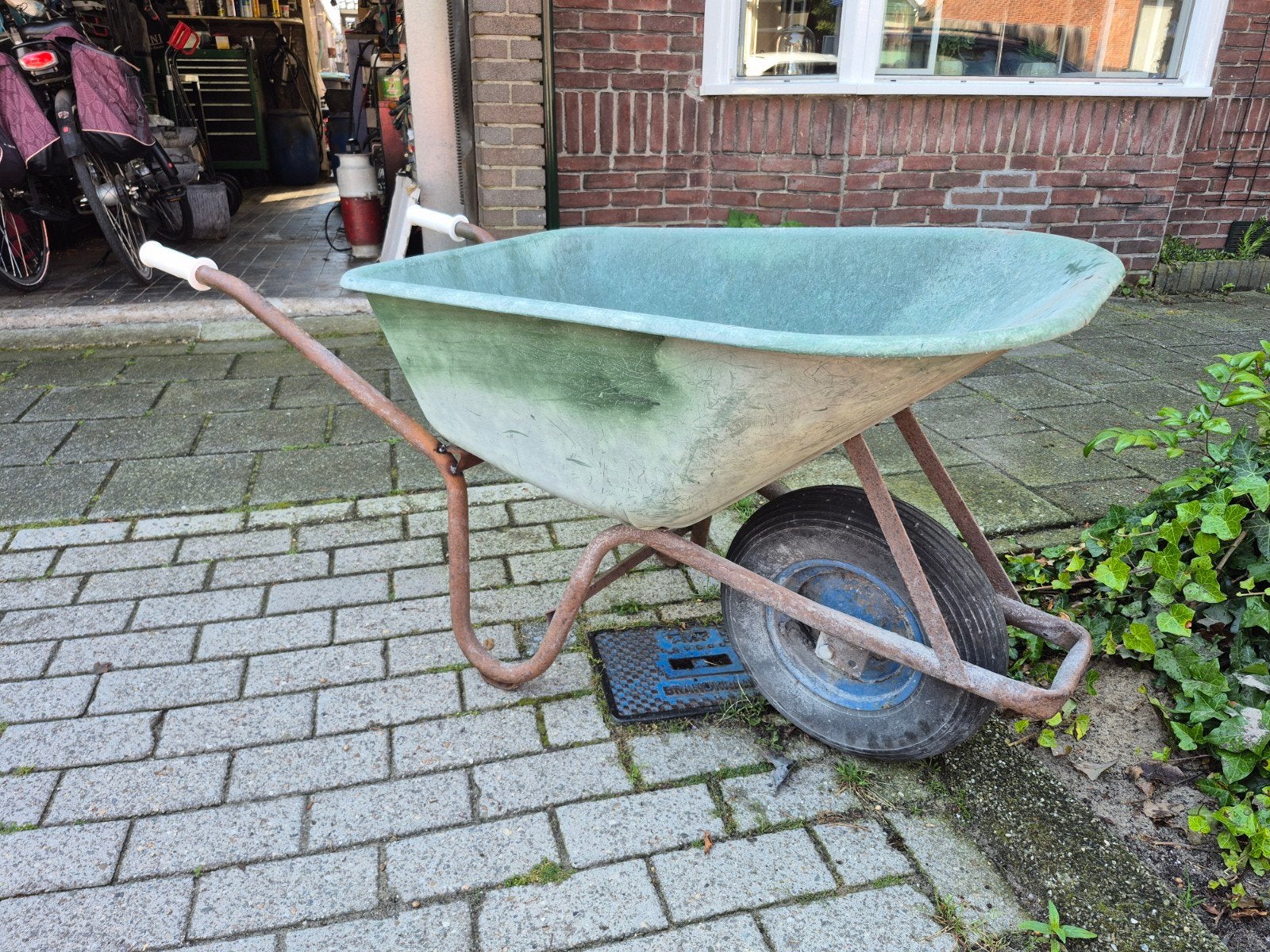 Goede Fort kruiwagen met een kunstof bak., Ophalen