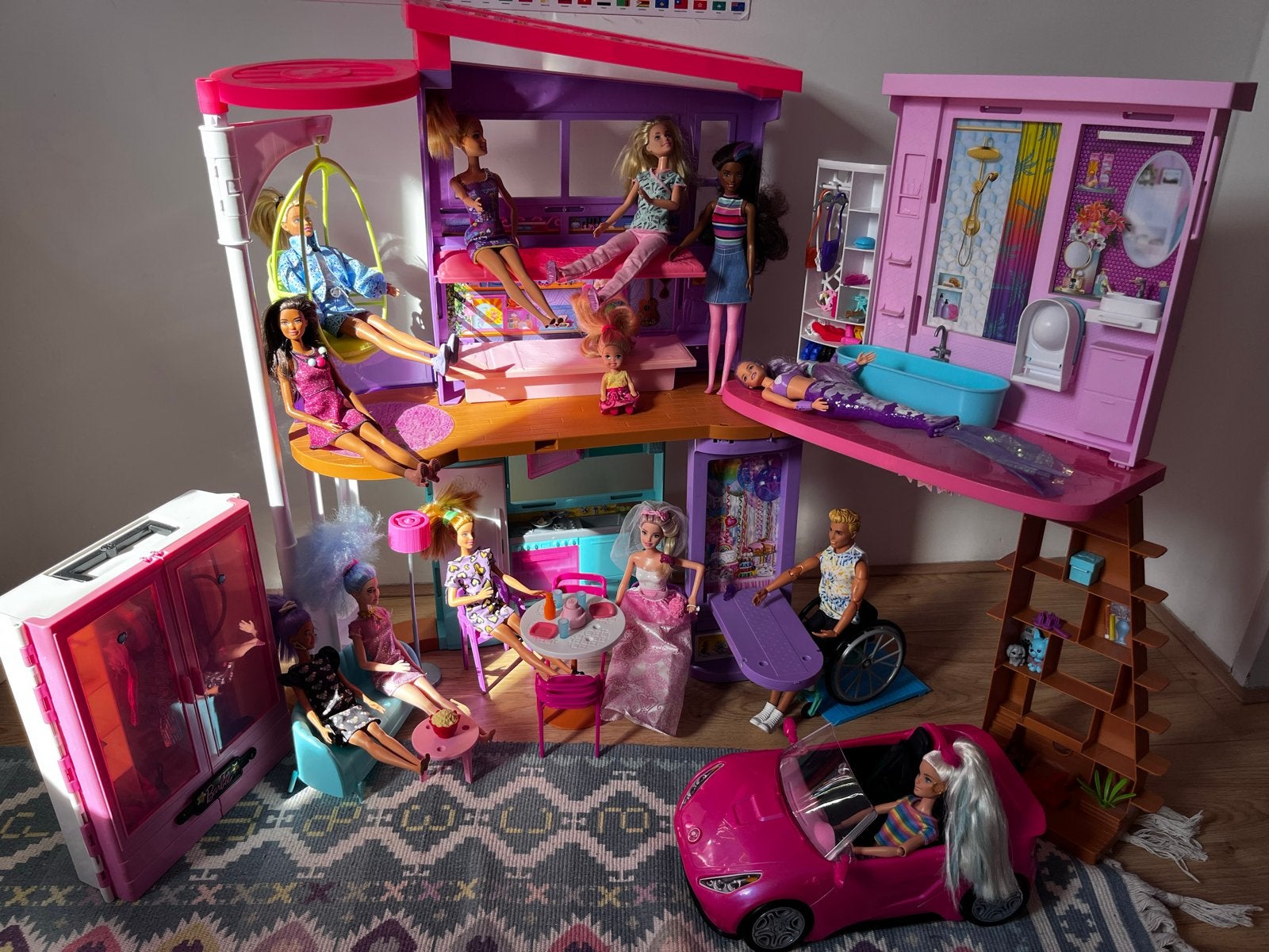 Grote Barbie set: huis, auto, kledingkast & 10+ poppen, Kinderen en Baby's, Speelgoed | Poppen, Ophalen, Gebruikt, Barbie
