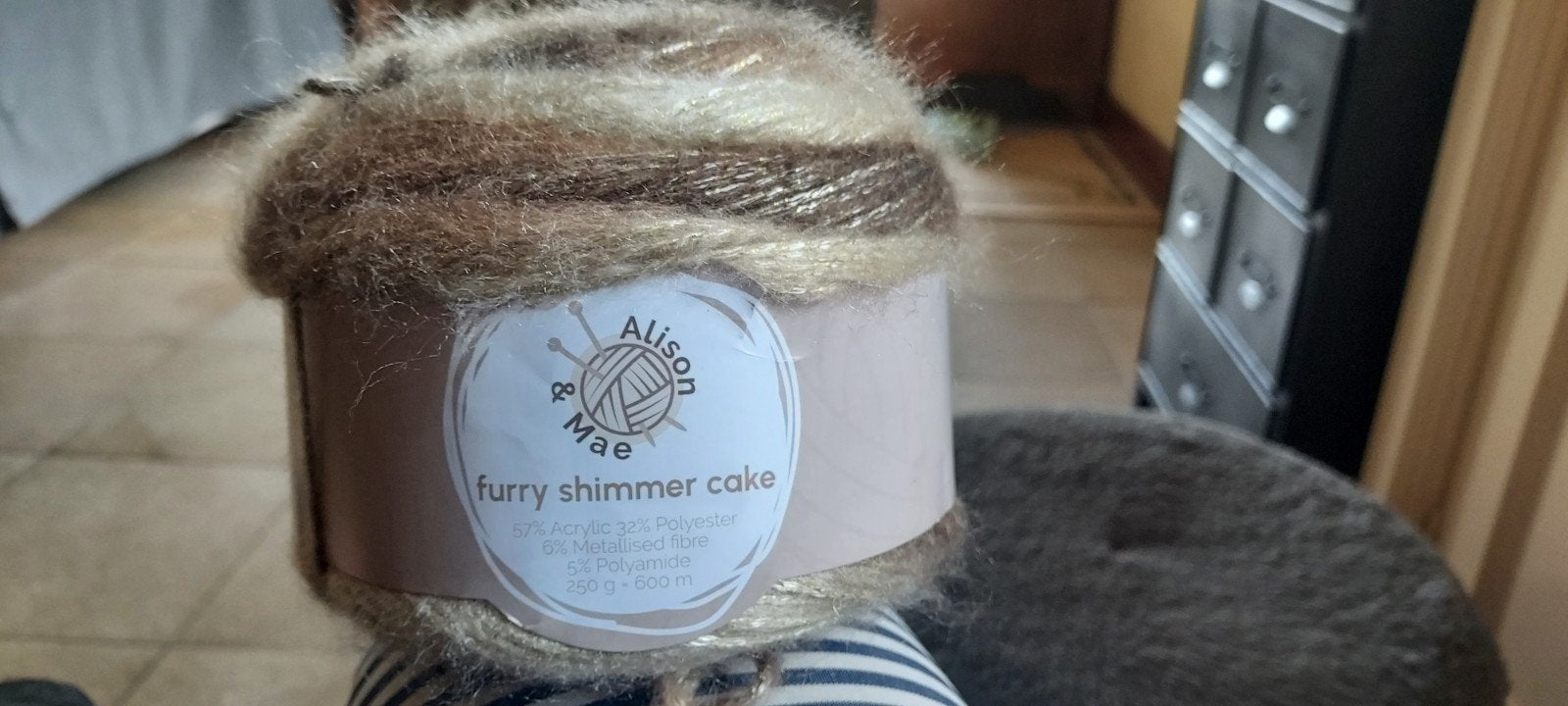 Gezocht Alison&Mae furry shimmer cake breigaren action, Ophalen, Breien of Haken, Wol of Garen