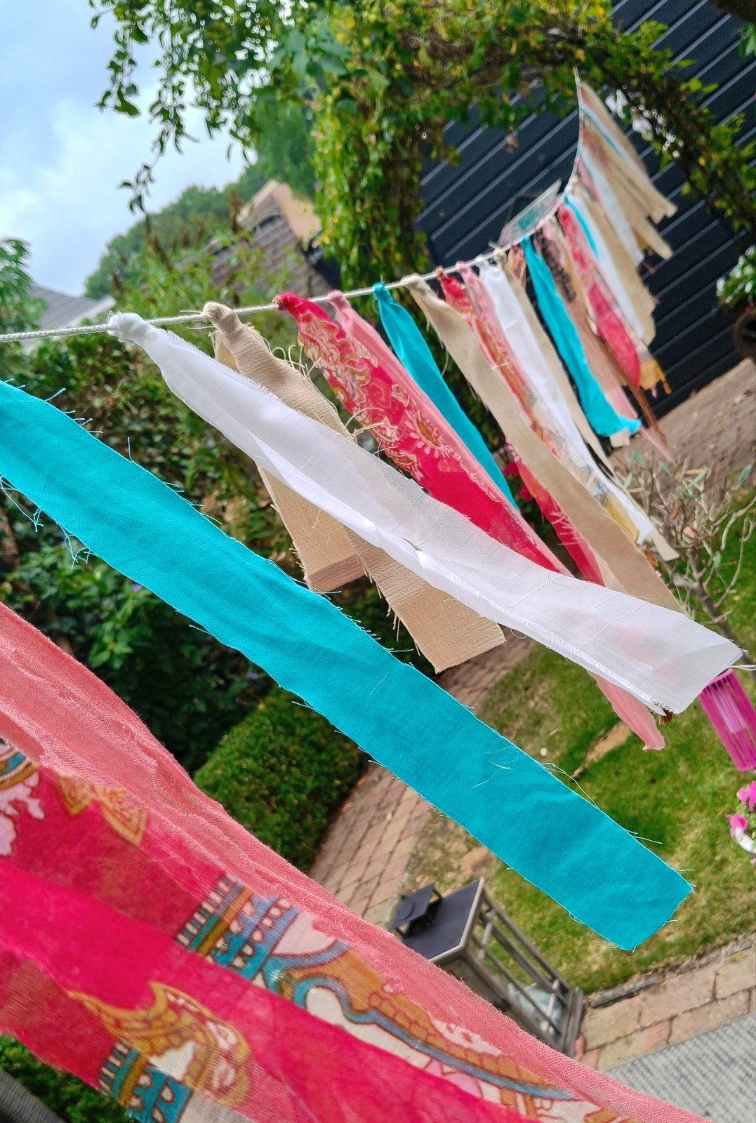 Bonte Ibiza linten slinger - 7,5 mtr, Hobby en Vrije tijd, Ophalen of Verzenden, Zo goed als nieuw, Versiering, Verjaardag