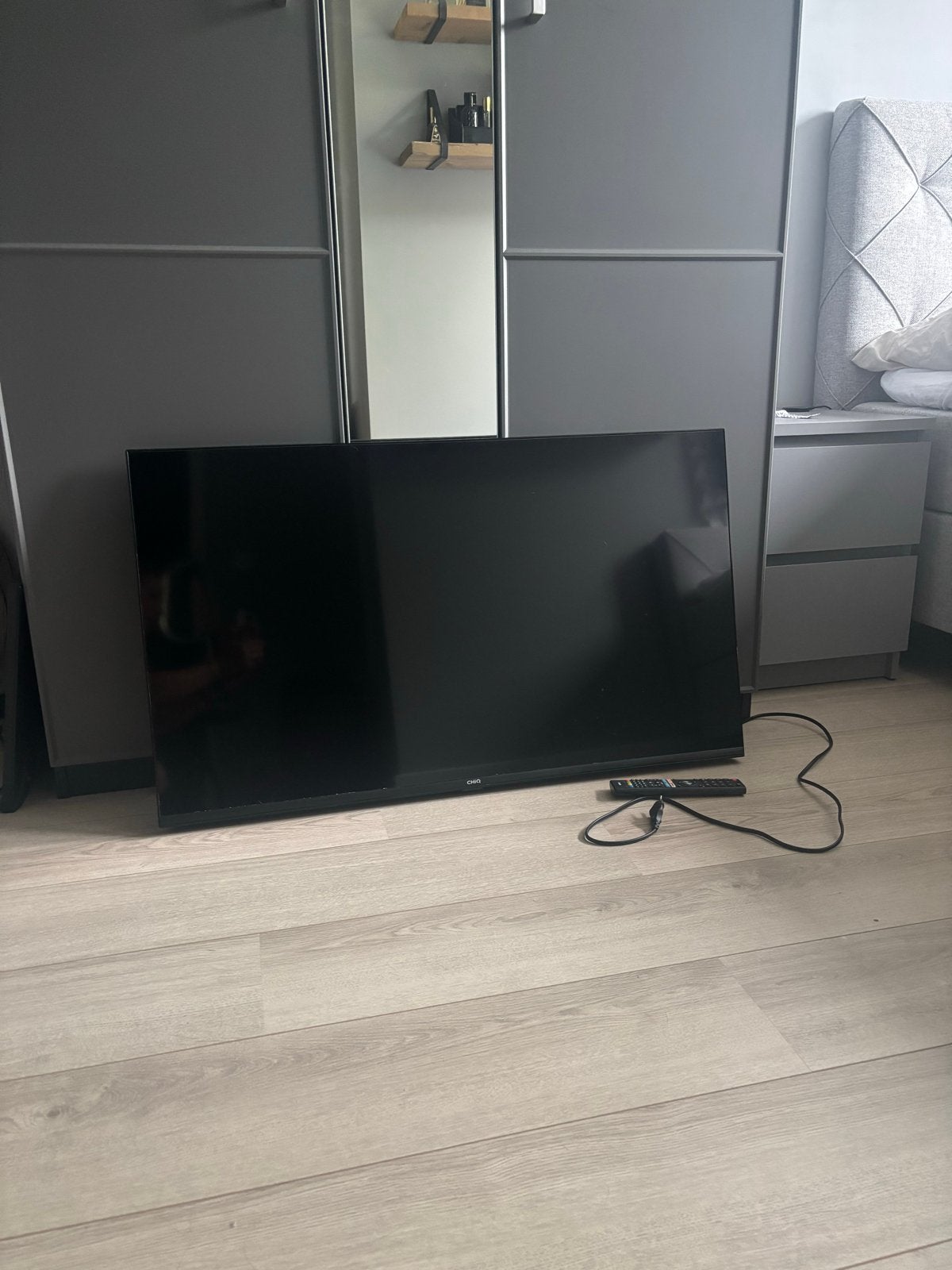 CHIQ 45 inch LED TV met afstandsbediening en kabel, 50 Hz, 100 cm of meer, 4k (UHD), Smart TV